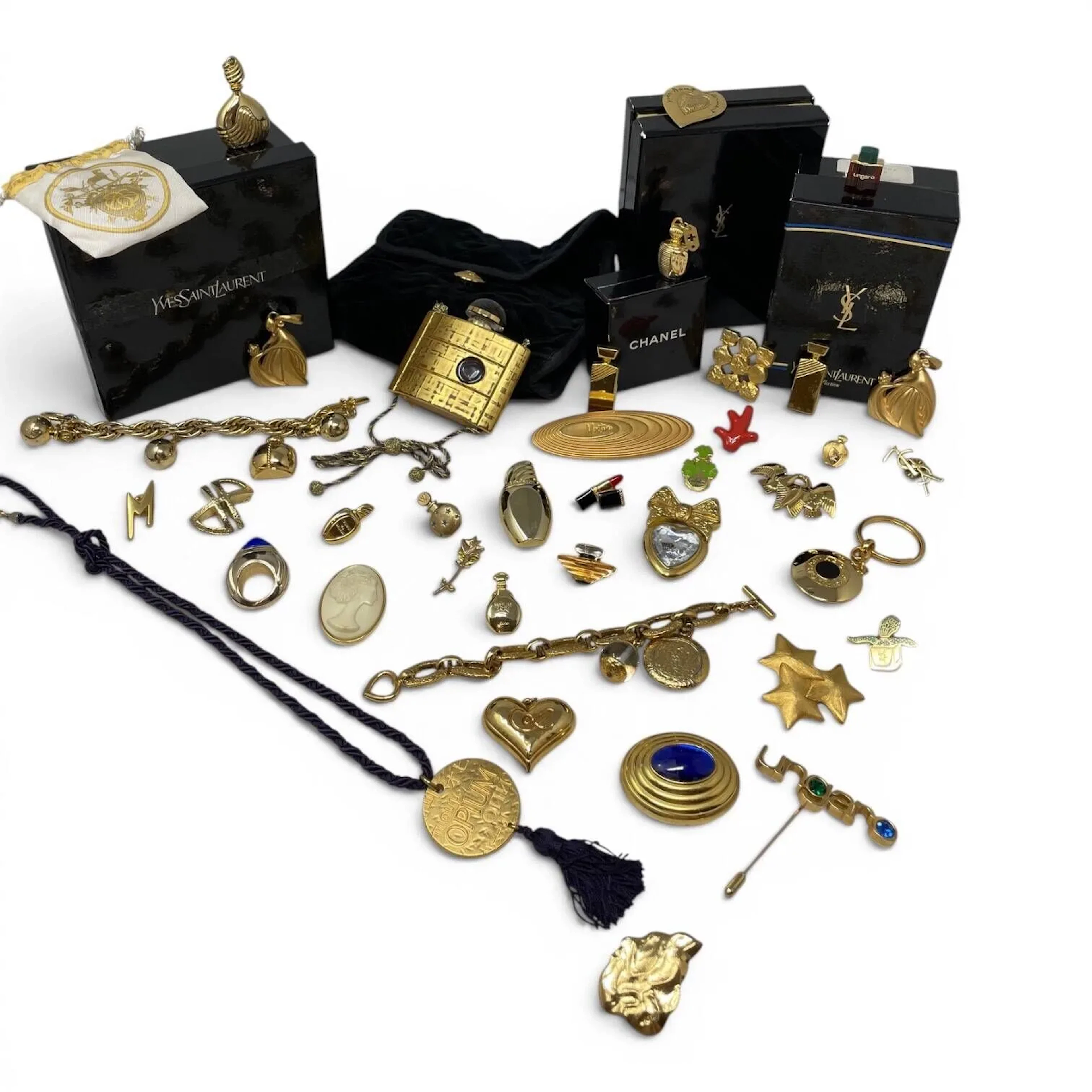 A very large collection of costume jewelry, clutches, and pe - Lot 316