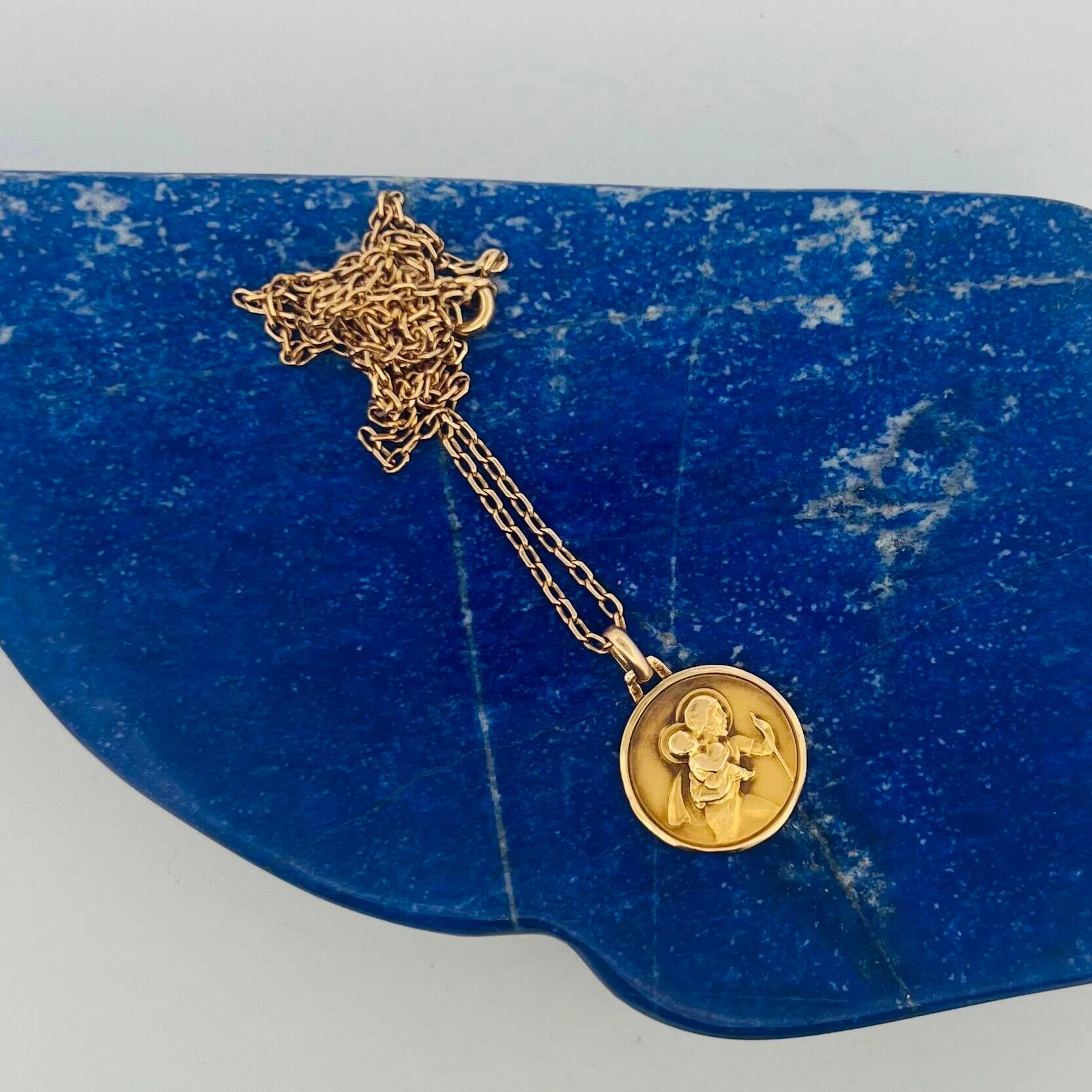 Religious medal and a long yellow gold chain (750). Scratche - Lot 308