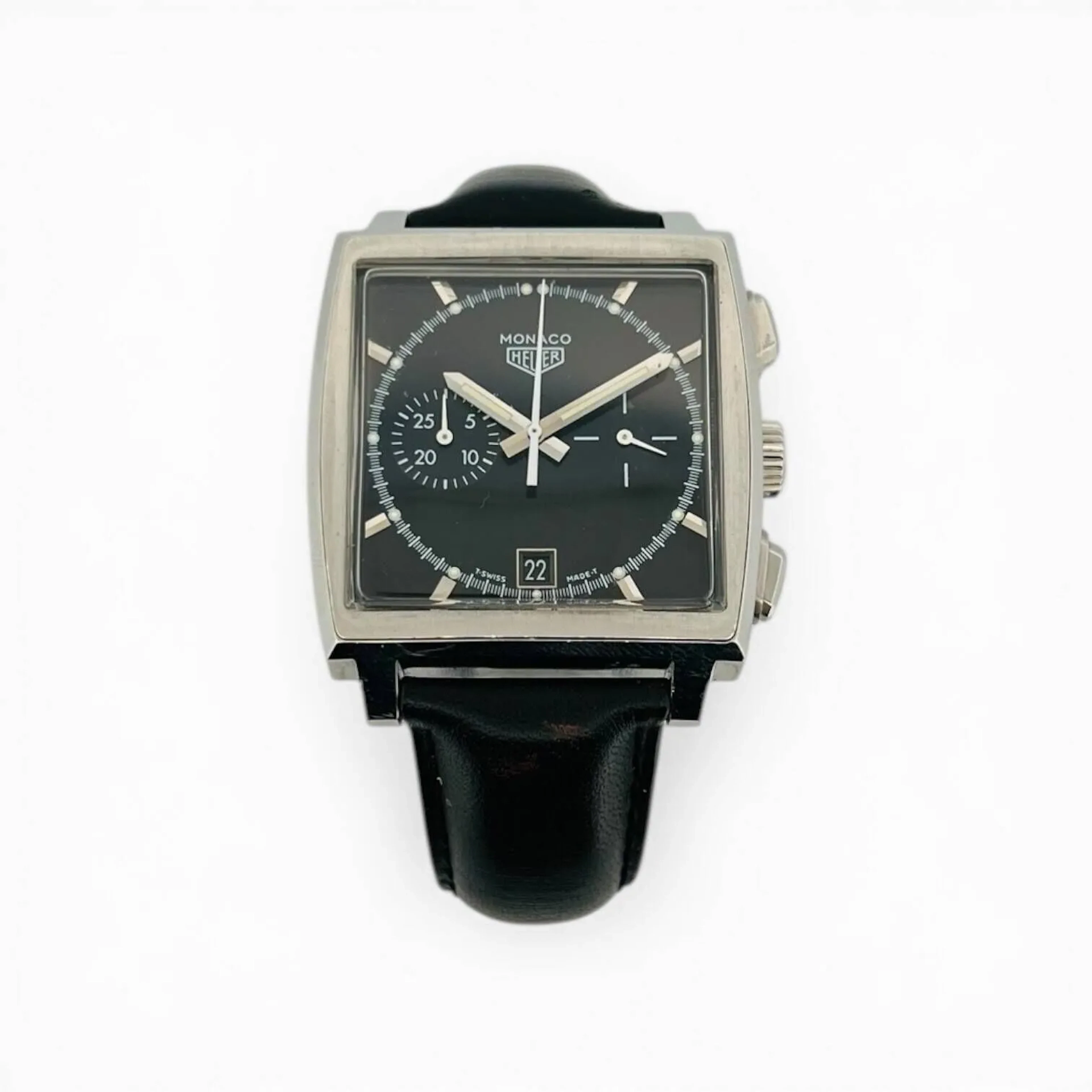 TAG HEUER MONACO Montre-bracelet chronographe en acier, cadran noir mat, minuterie blanche, index des heures en appliques facettées argentées et matière luminescente, petite seconde à trois heures, totalisateur des 30 minutes à neuf heures, aiguilles épée argentées luminescentes, date à six heures. Fond à vis en acier signé TAG Heuer référence CS2110, numéro d’édition limitée 1189/5000. Mouvement mécanique à remontage automatique signé TAG Heuer, base ETA. Bracelet en cuir noir signé TAG Heuer, boucle ardillon en acier TAG Heuer. Montre et chronographe fonctionnels lors de l’expertise, sans garantie de fonctionnement futur et d’état des pièces, prévoir révision. Légères rayures au boitier. Accompagnée de sa boite, sa surboite et sa carte de garantie remplie datée de 1997. Vers 1997 Dimensions 38 x 46 mm