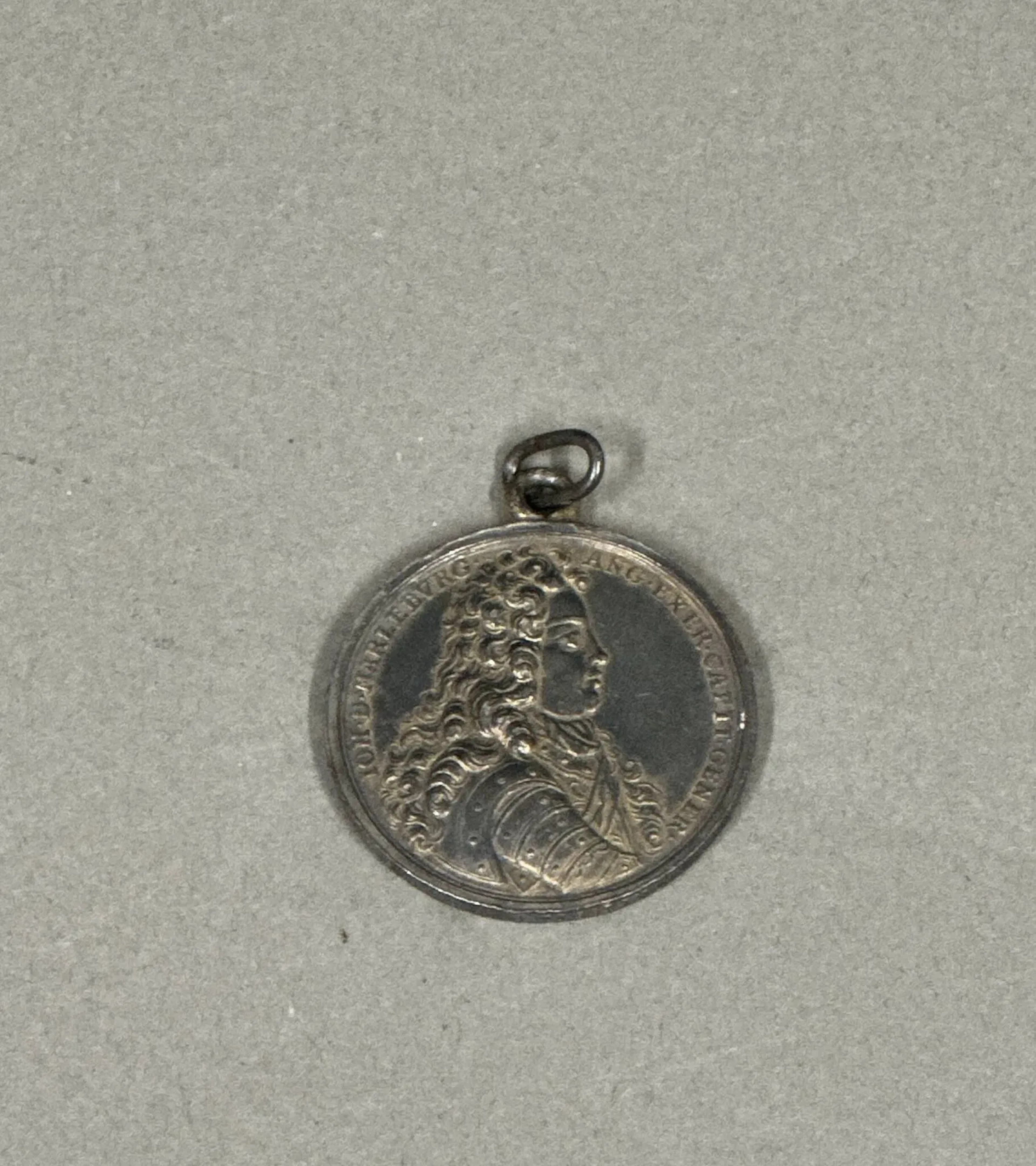 Bataille de Höchstädt-Blenheim - Médaille commémorative en métal (XIXème). Avers : le duc de Marlborough en armure de profil droit. IOH • D • MARLEBVRG • ANG • EXER • CAPIT • GENER. Revers : MIRATVR TELIS AEMVLA TELA SVIS •, Mars assis contre sur son bouclier, une scène de bataille devant lui. En exergue sur quatre lignes : OB GALLOS ET BAVAROS DEVICTOS • TALLARDO DVC •VAD HOCHSTAD • CAPTO • 1704. Sur la tranche : FORTUNAE OBSEQUENT DUCIS FORTISSIMI POST PRIMITIAS SCHELLENBERGICA; Diam. : 36 mm