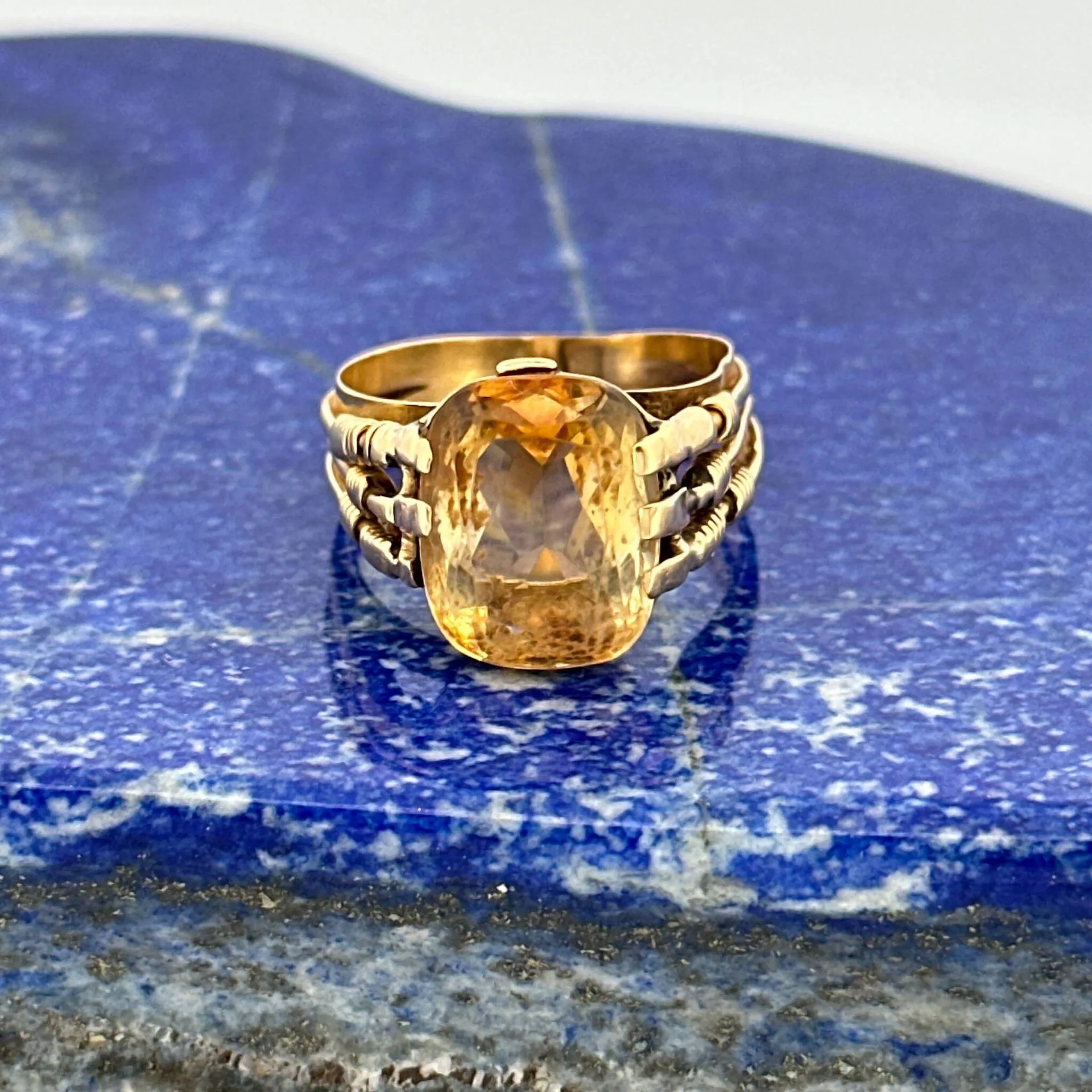 Openwork yellow gold (750) ring, set with a cushion-cut citr - Lot 279