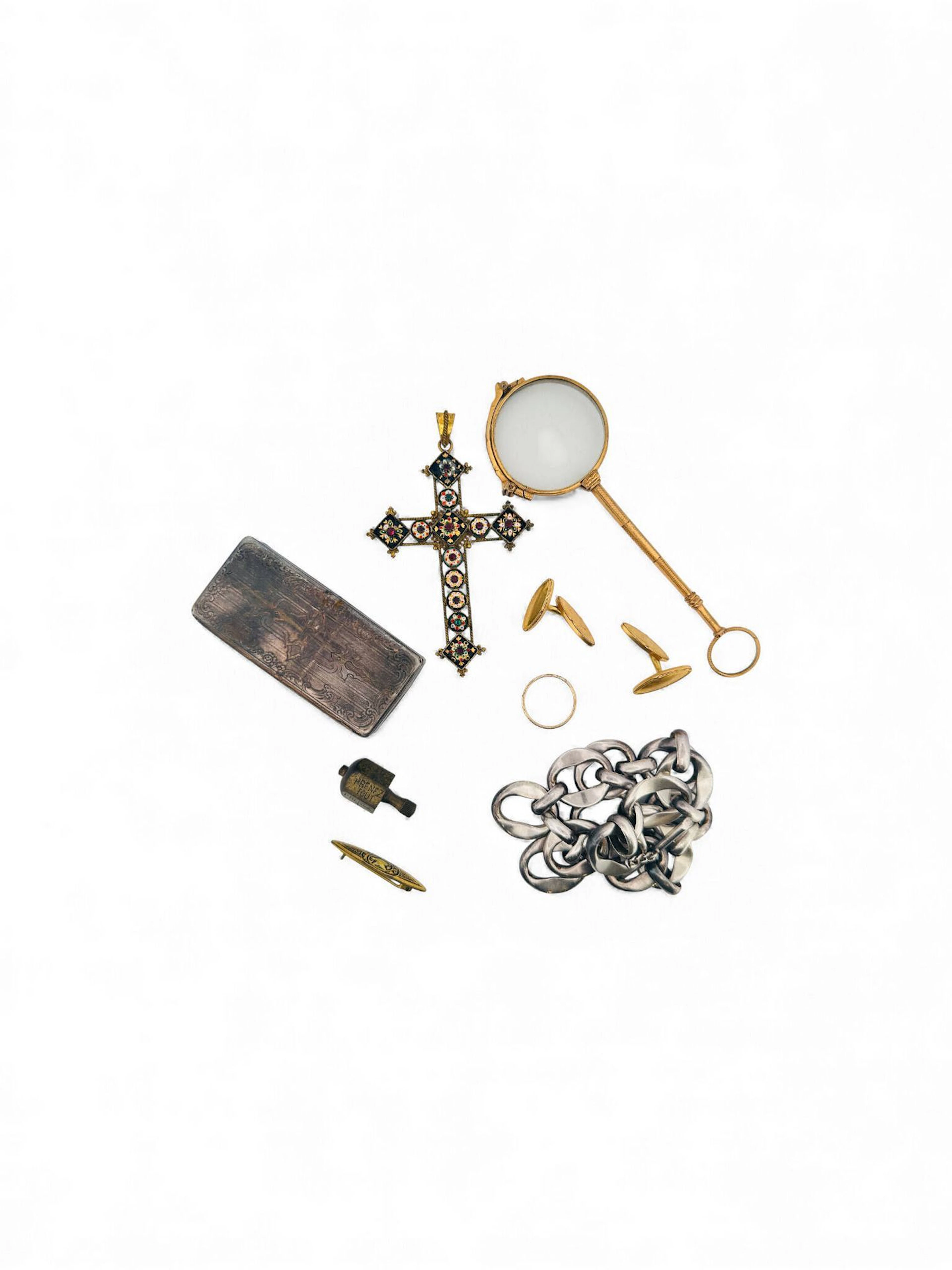 Réunion de fond de tiroirs : - une croix pendentif en partie émaillée. 8 x 5.60 cm - une paire de boutons de manchette plaqué or signée Murat - un collier en métal argenté - une broche en métal de Tolède - un anneau en métal - un binocle en métal doré - une toupie de comptoir - une boîte rectangulaire à allumettes