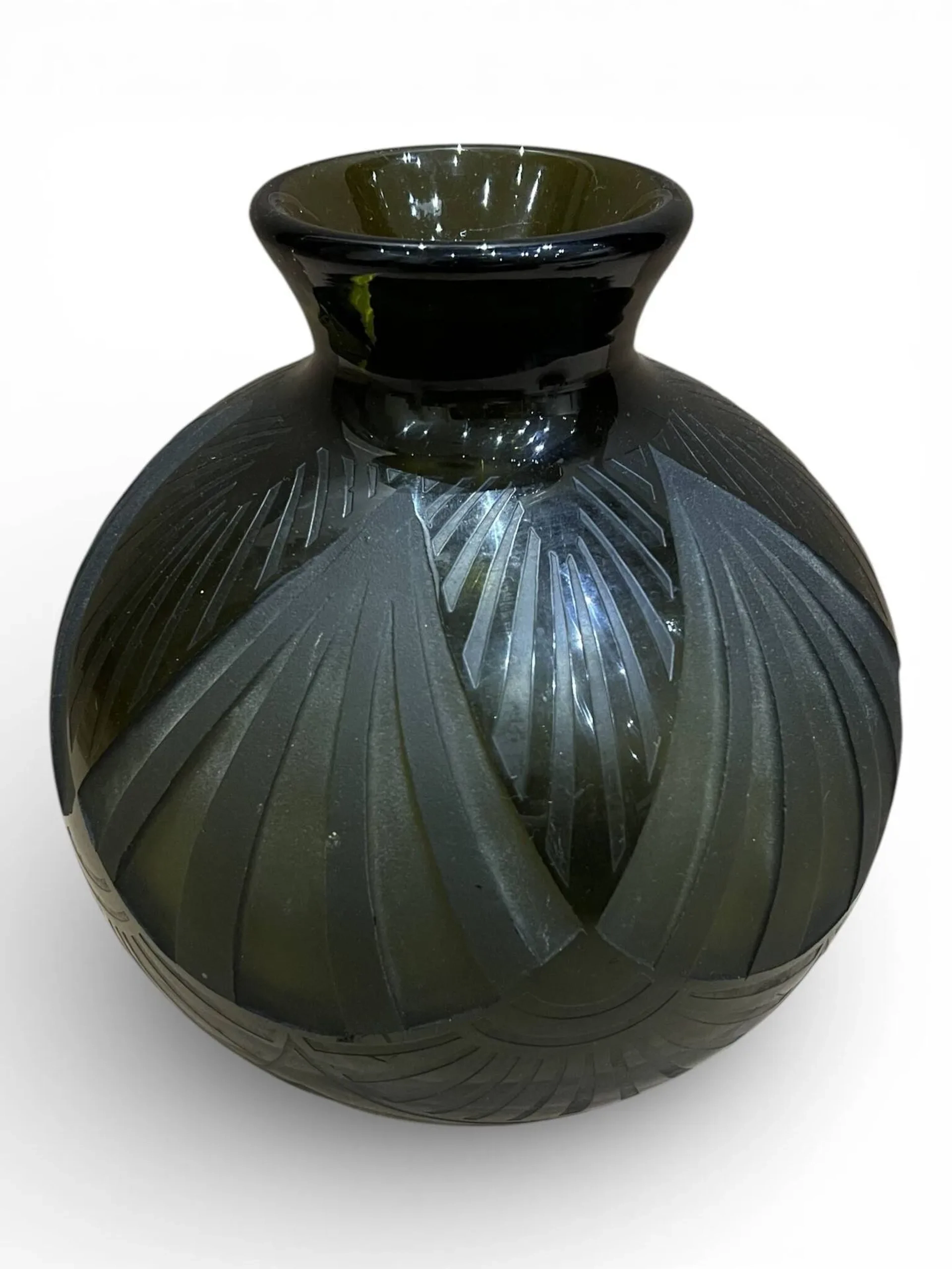 LEGRAS Vase boule à col évasé en verre teinté partiellement givré, à décor géométrique Ht. : 24 cm