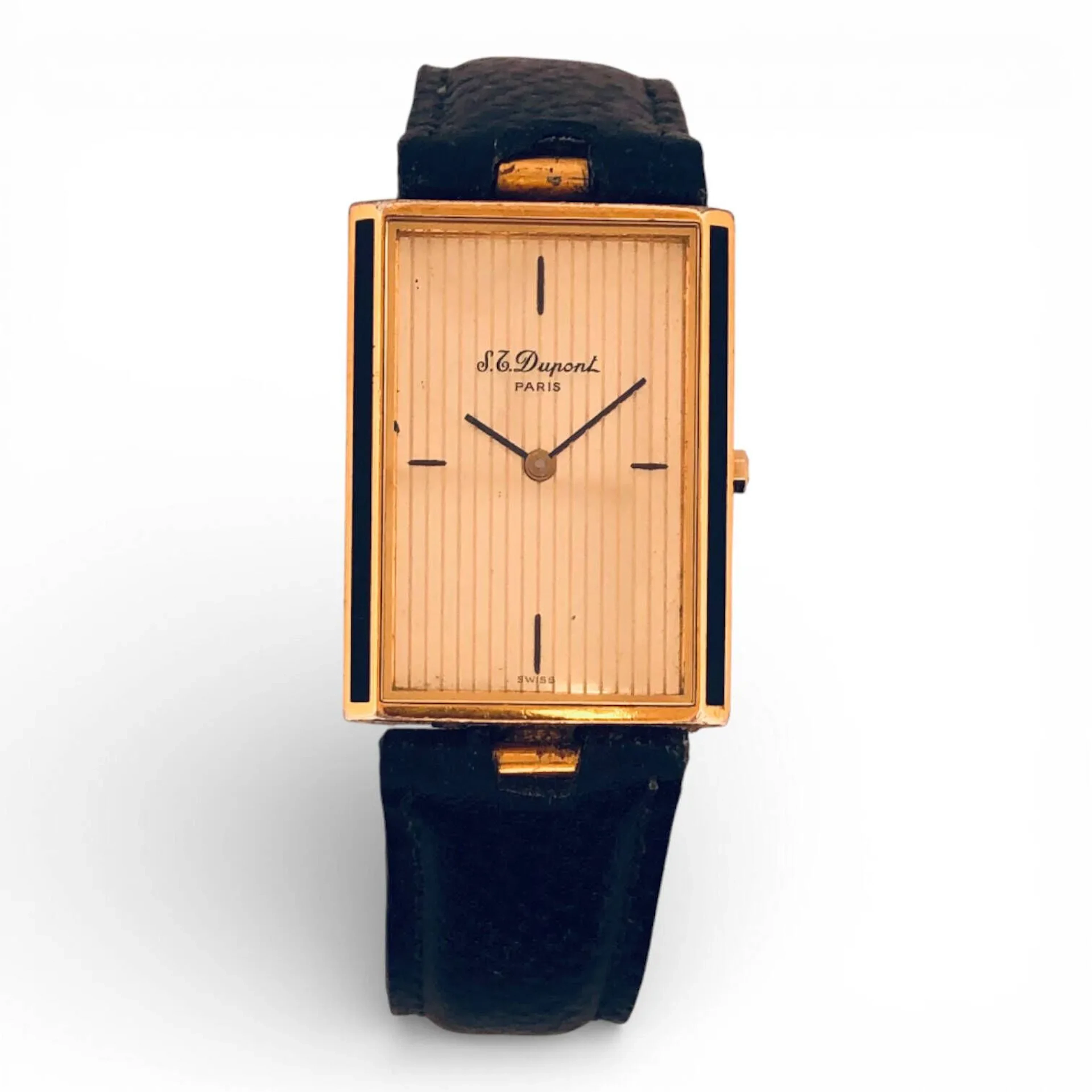 S.T. Dupont Montre bracelet la boîte en plaqué or et laque de Chine (forte usure et manque), la lunette rectangulaire encadrée de deux segments en laque, index bâtons aux quarts sur un fond doré, mouvement à quartz. Bracelet en cuir noir avec boucle à ardillon en métal doré (non d'origine, état d'usage). Altérations. Boîte n° 82AAH84. Non fonctionnelle, révision à prévoir, pile à changer.