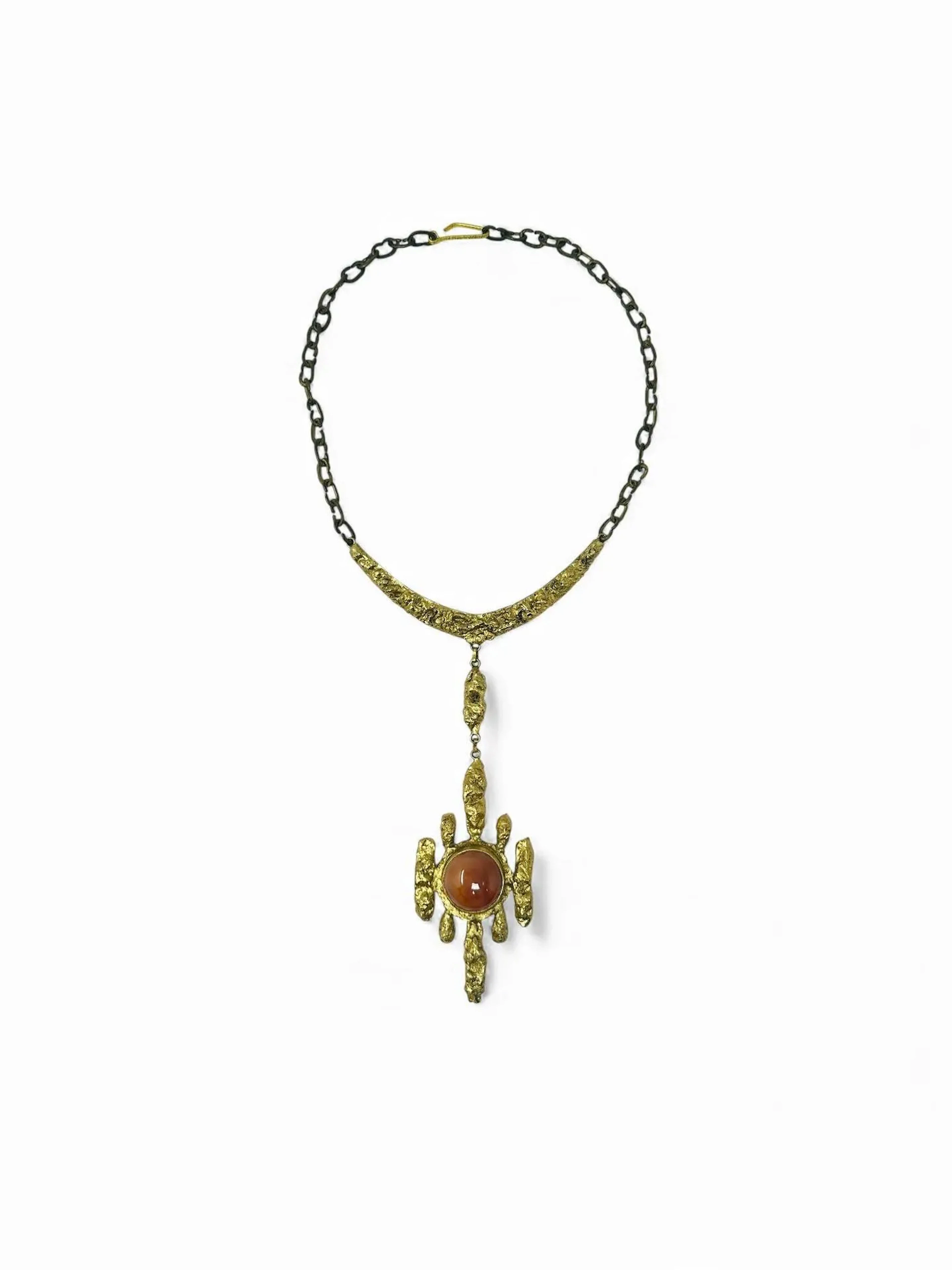 Henry PERICHON dit HENRY (1910 – 1970) Collier, circa 1955, à fermoir en crochet, en laiton et cabochon en pierre de couleur corail Signé au dos Henry L. : 31.5 cm.