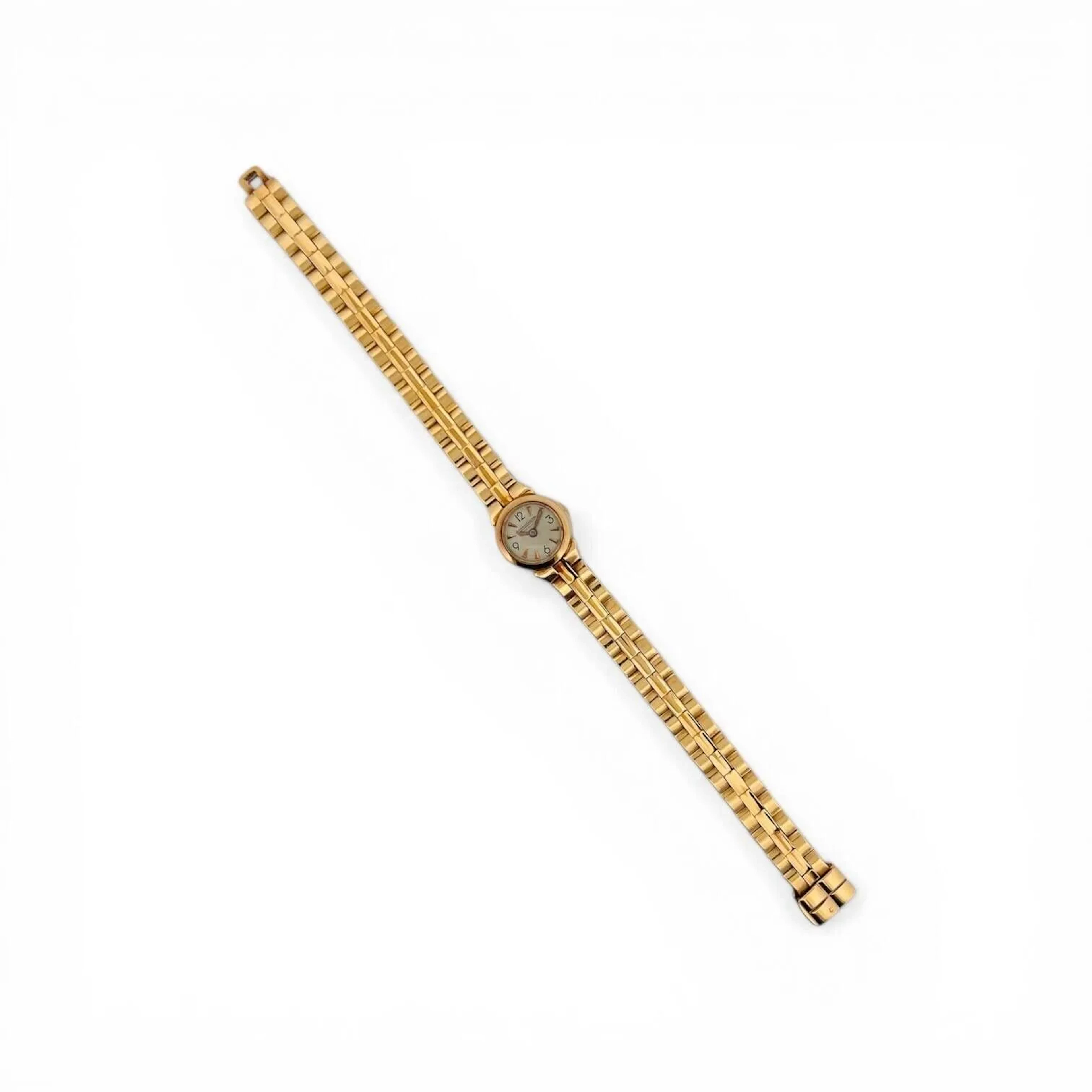 JAEGER-LECOULTRE Montre-bracelet de dame en or 18K (750 millièmes), cadran argenté, index des heures flèches en appliques dorées et chiffres arabes en décalques noires, aiguilles glaives dorées. Fond à vis en or 18K (750 millièmes) avec couronne de remontoir, numéroté 105498. Mouvement mécanique à remontage manuel signé Jaeger-LeCoultre calibre 3092. Bracelet en or 18K (750 millièmes), fermeture à sécurité. Montre fonctionnelle lors de l’expertise, sans garantie de fonctionnement futur et d’état des pièces. Rayures au boitier et au bracelet. Vers 1950 Poids brut 28,7 g Diamètre 13 mm Expertise : Nicolas Amsellem