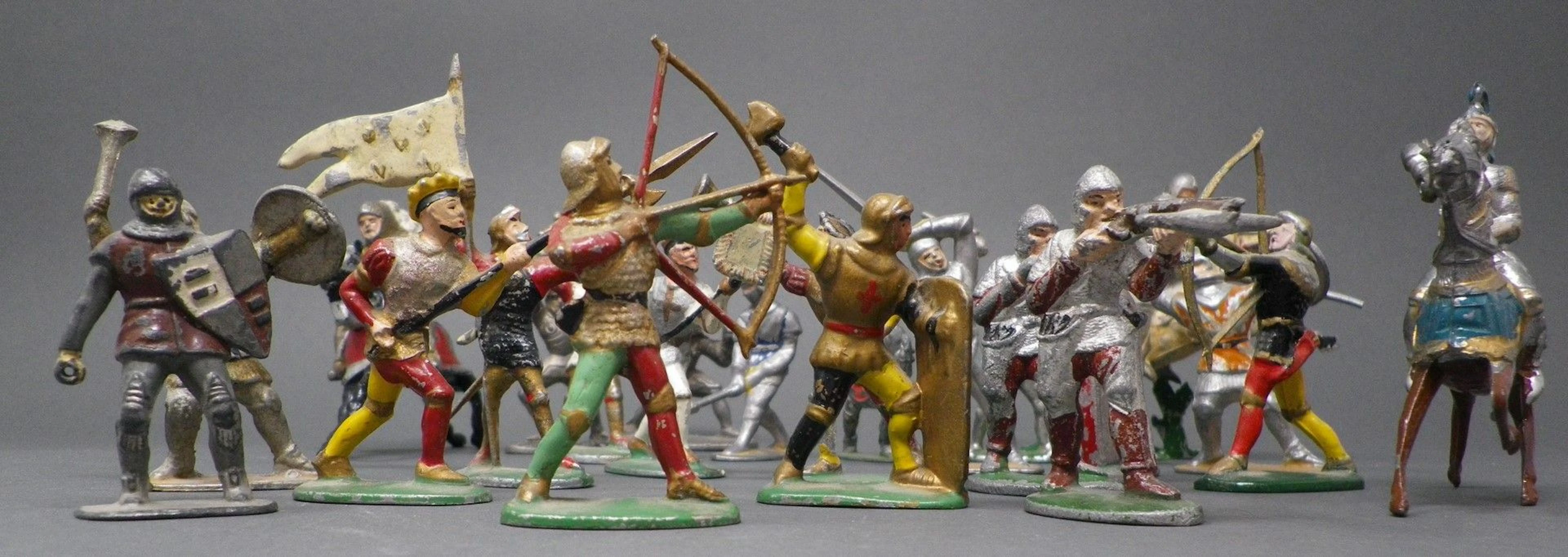 QUIRALU & DIVERS - MOYEN ÂGE Dont Jeanne d'Arc (à pied ou à cheval), hommes en arme divers : épée, masse, arbalète, hallebarde... Plus de 40 pièces. Jouets anciens pouvant présenter des manques de peinture, des chocs ou des manques, y compris pour les conditionnements éventuels. Vendus en l'état et sans réclamations.