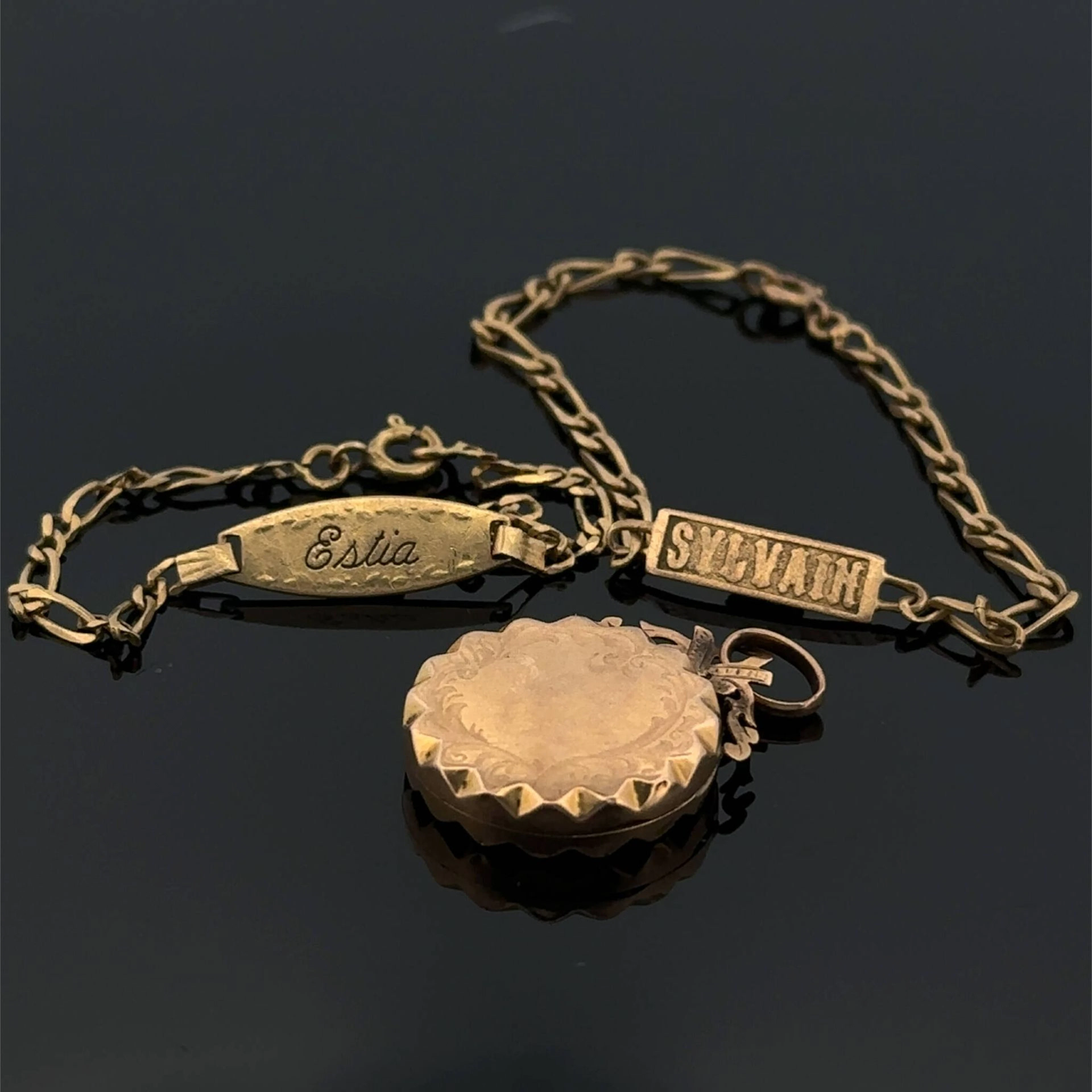 Set in yellow and rose gold (750) consisting of: - Lot 300