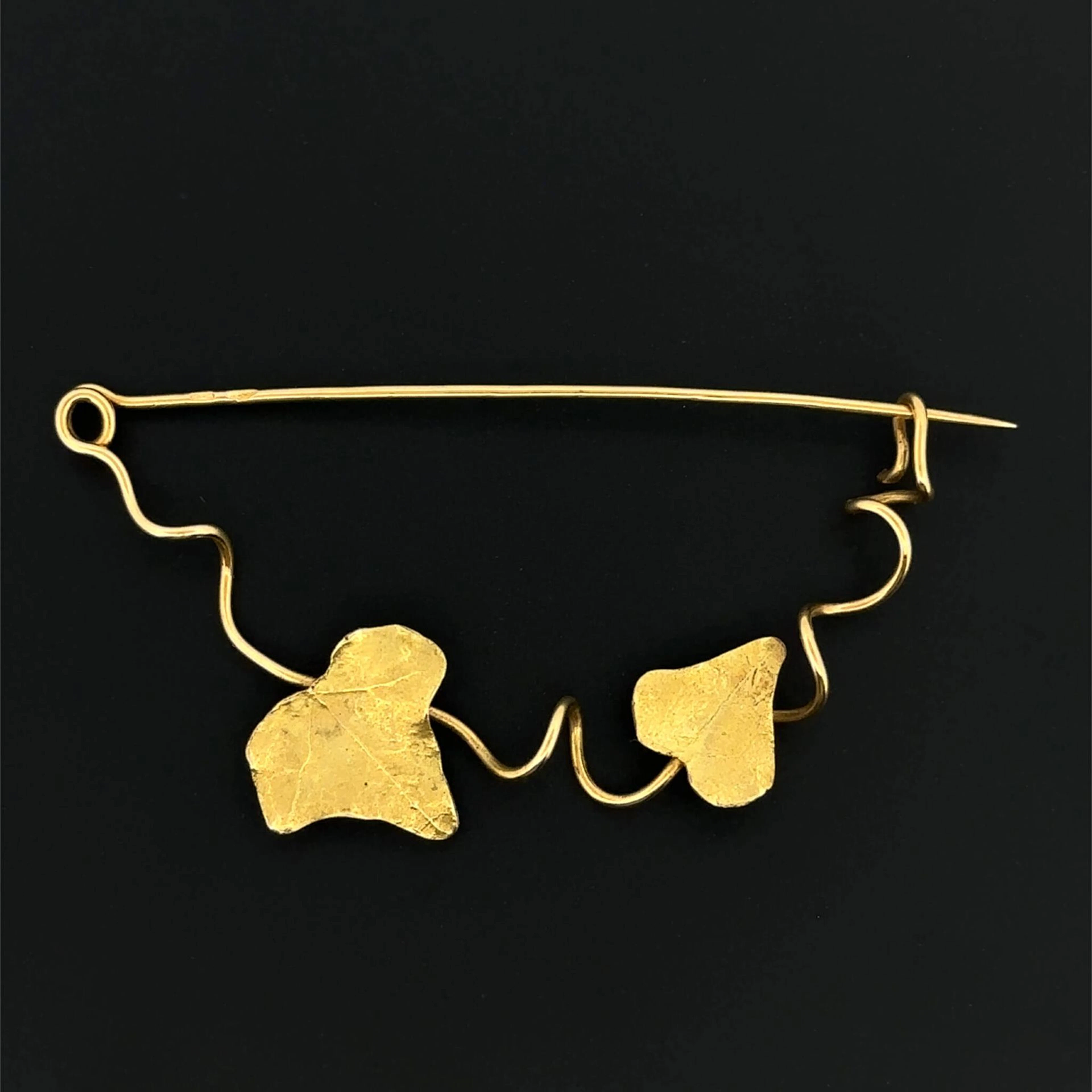 Delicate "Ivy" brooch in yellow gold (750), partially engrav - Lot 240