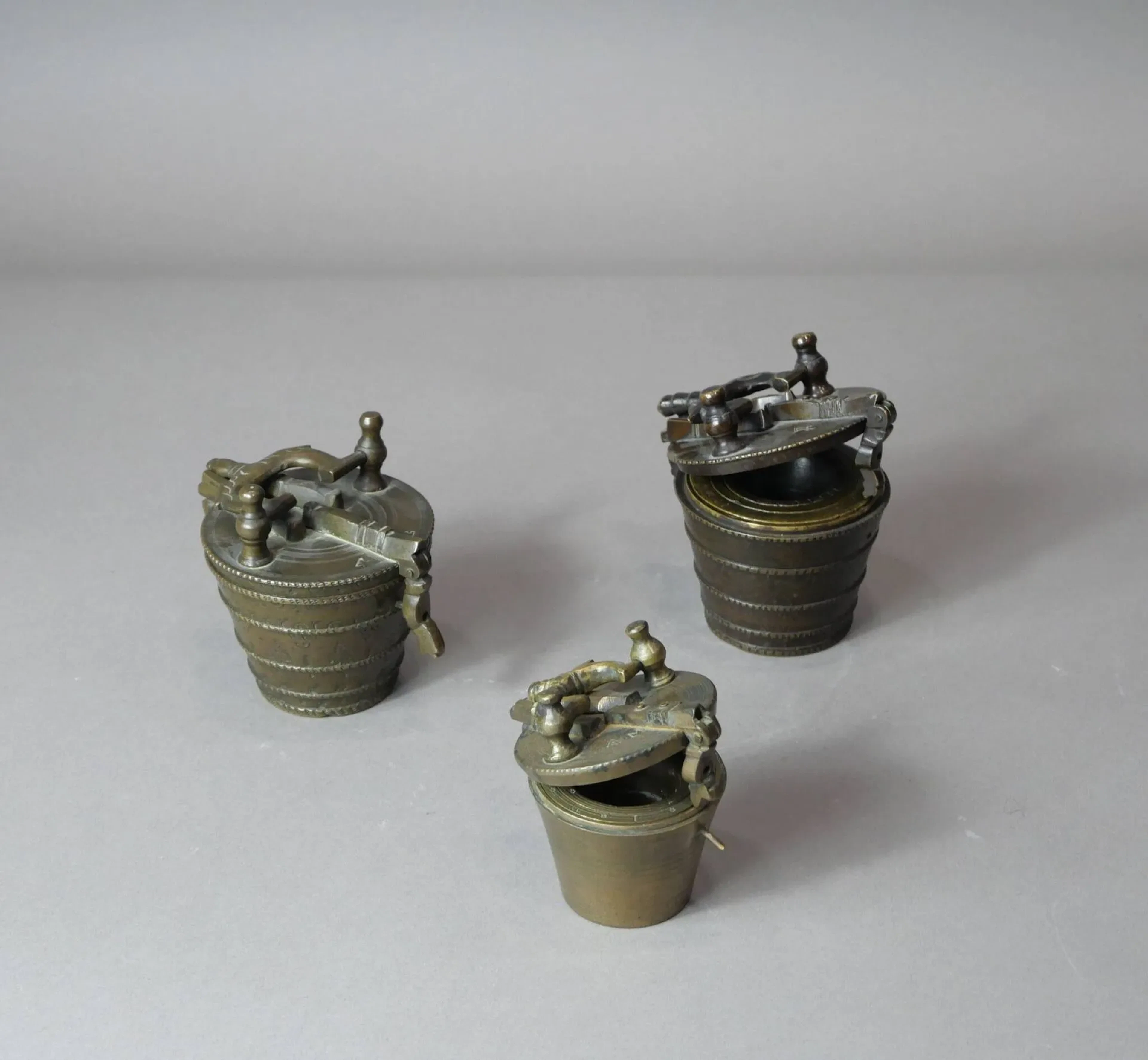 Set of three bronze weight stacks, movable grips in the shap - Lot 83