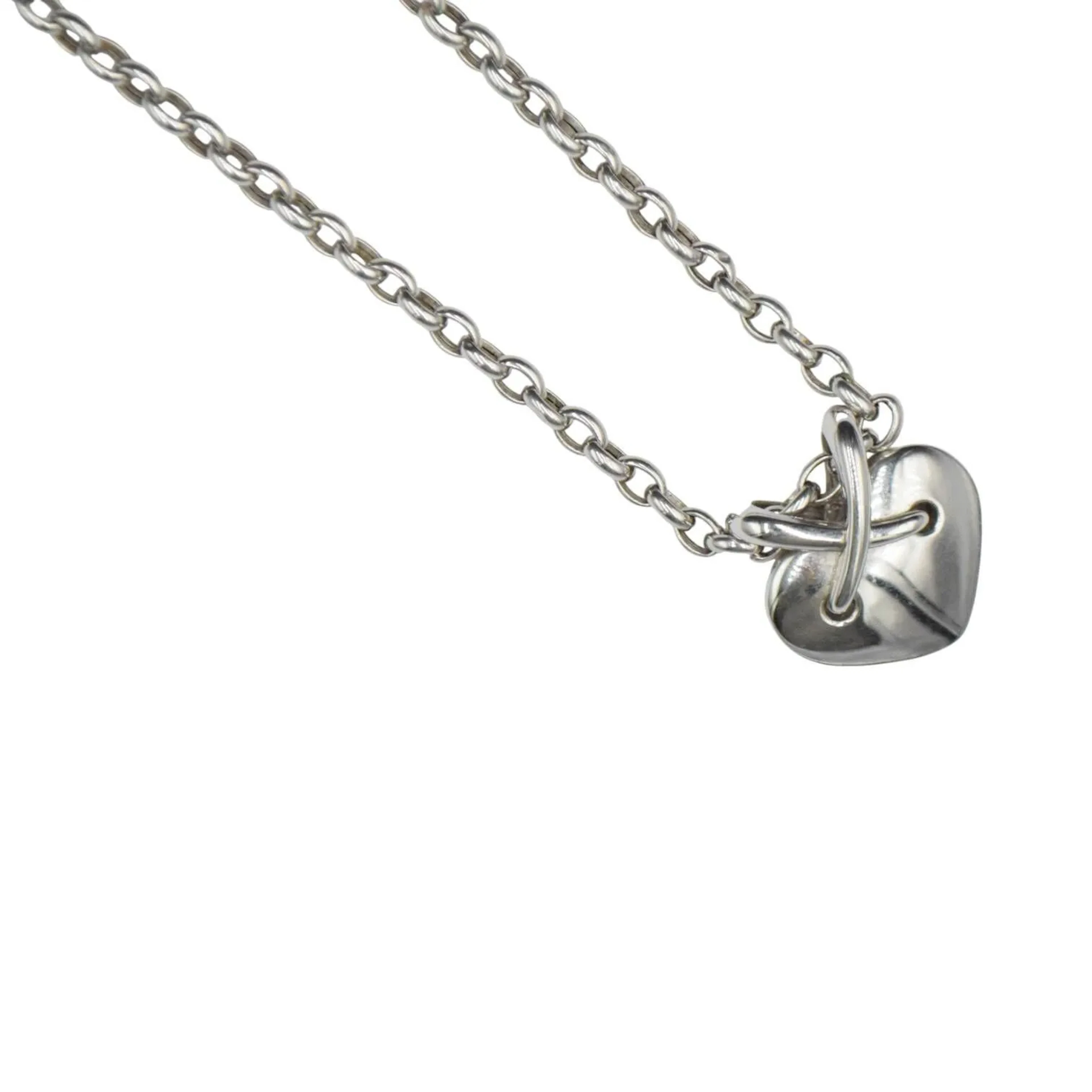 CHAUMET Pendentif Cœur Lien en or gris 18K (750), coulissant sur une chaîne en or gris 18K, articulée de maillons ovales. Signé et numéroté, chaîne non signée. Travail français. Hauteur : 2,6 cm environ. Longueur chaîne : 44 cm environ. Poids : 22 g