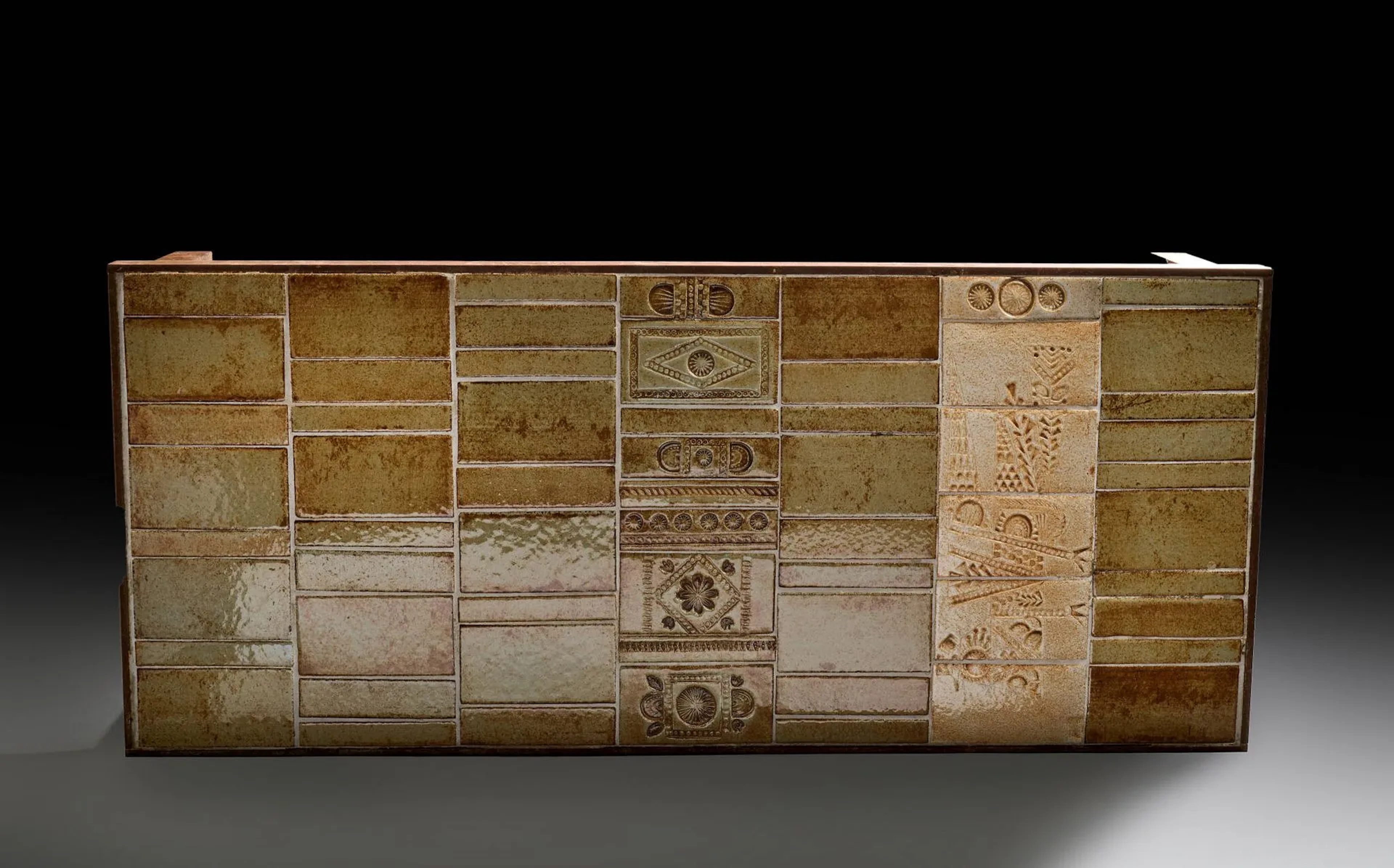 Roger CAPRON (1922-2006) Table basse à plateau rectangulaire en grés à décor géométrique disposés sur une structure en acier formant un piètement quadripode. H. : 29 cm. L. : 109.5 cm. P. : 43.cm. (Oxydations, rayures, usures)
