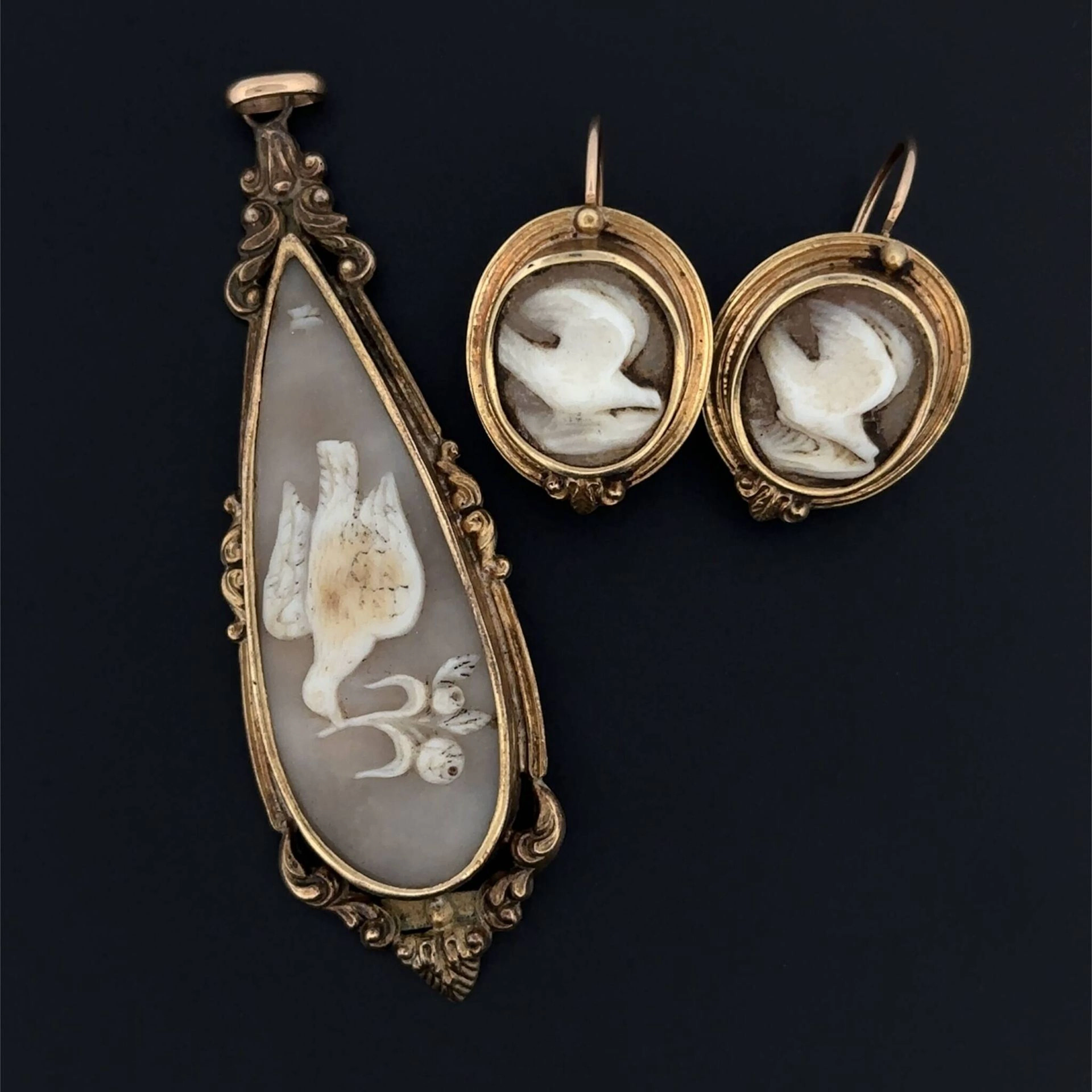 A pair of yellow gold (750) "dormeuses" earrings adorned wit - Lot 226