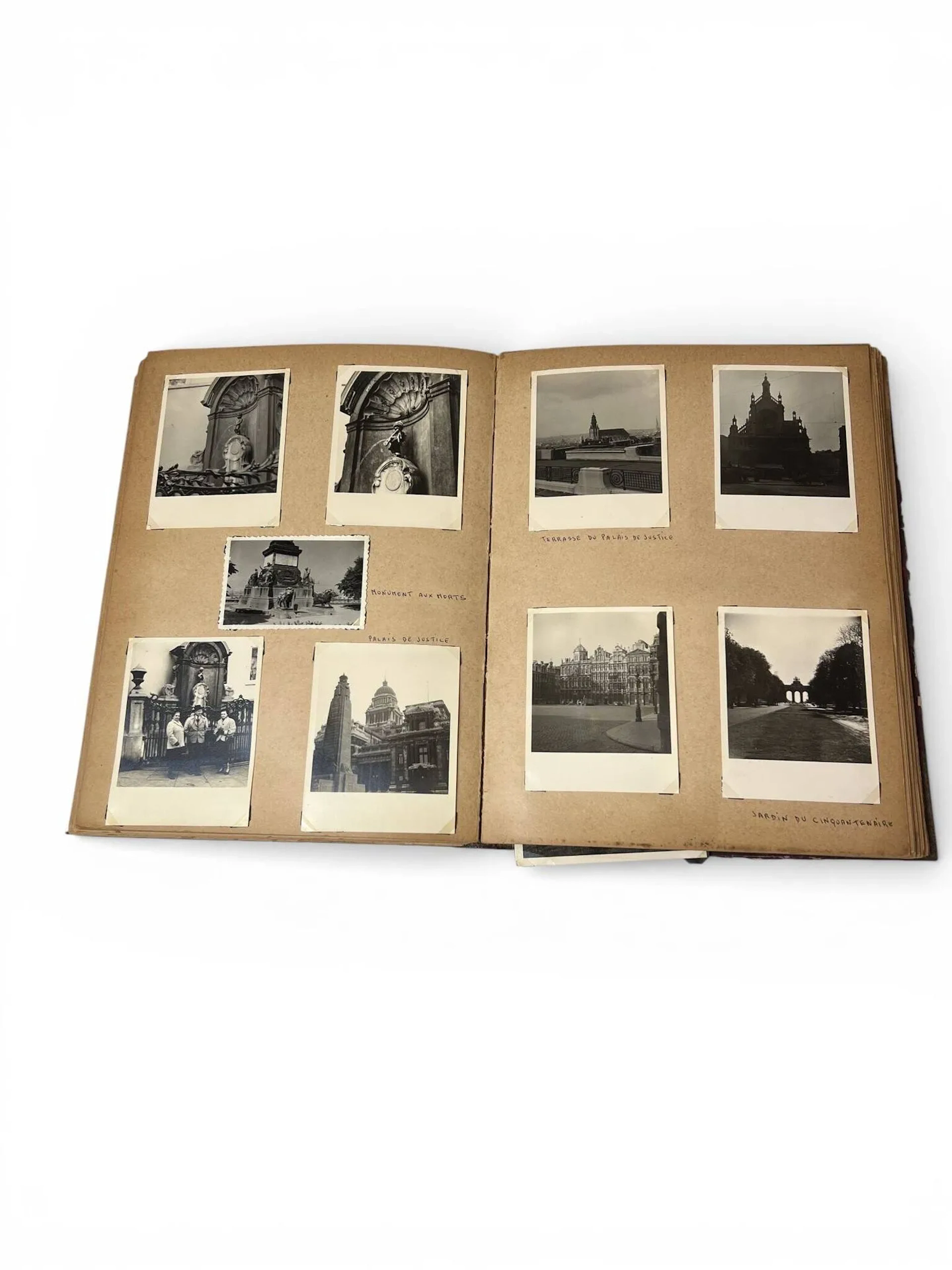 Ensemble de deux albums photographiques divers (voyages). Circa 1900-1950's. - Un premier album titré "Voyage en Egypte" composé de près de 55 tirages majoritairement albuminés, plusieurs légendés (sur visuels) et contrecollés sur cartons. Photographes identifiés : J.P. Sebah (Jean Pascal SEBAH 1872-1947) ou encore P. Dittrich (Paul DITTRICH 1868-1939). Exemples de sujets : Obélisque Heliopolis, Edfou, bazar arabe, Temples, Marchands de fruits, charrette des Femmes-Arabes, hiéroglyphes, Karnak, Tombeaux, etc. Formats visuels moyens environ 27 x 21,5 cm. Format album environ 38 x 27,5 x 4 cm. Montages et visuels avec traces, rousseurs. - Un deuxième album légendé manuscritement à l'intérieur sur plusieurs montages (scènes de vie, Voyages en Angleterre : Londres, Richmond, Eton, Windsor Castle ... - France : Paris, Bretagne, Vitré, Camaret, Cap du Toulinguet, Morgat, Douarnenez, Locronan, Quimper, Angers, Chartres, Pierrefonds, Normandie : Carteret ... - Belgique : Mons, Bruxelles, Anvers - Luxembourg ...) comportant plus de 400 tirages argentiques d'époque. Circa 1953-54. Divers états et formats.