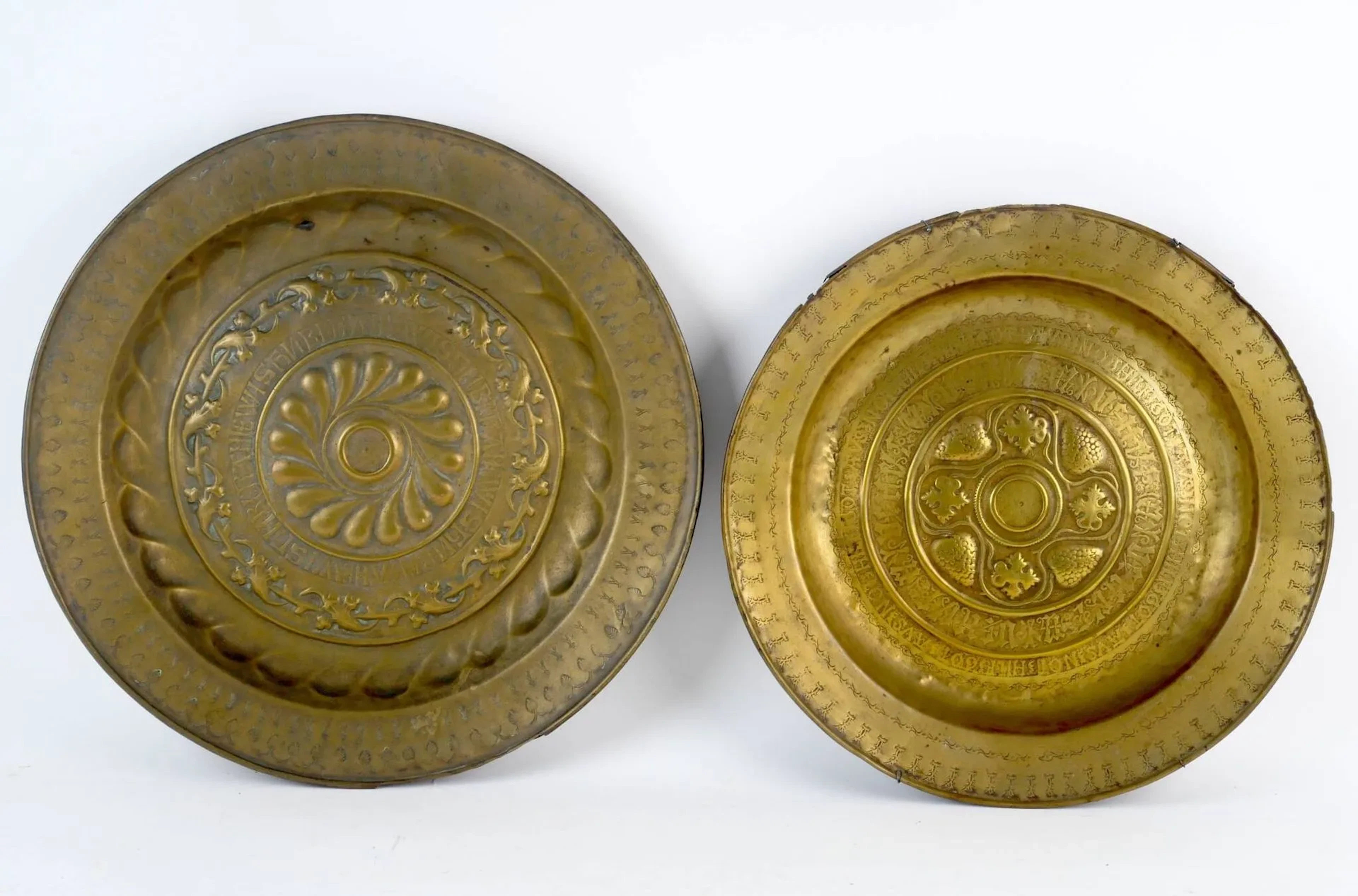 Two brass offering plates, 16th–17th century - Lot 274