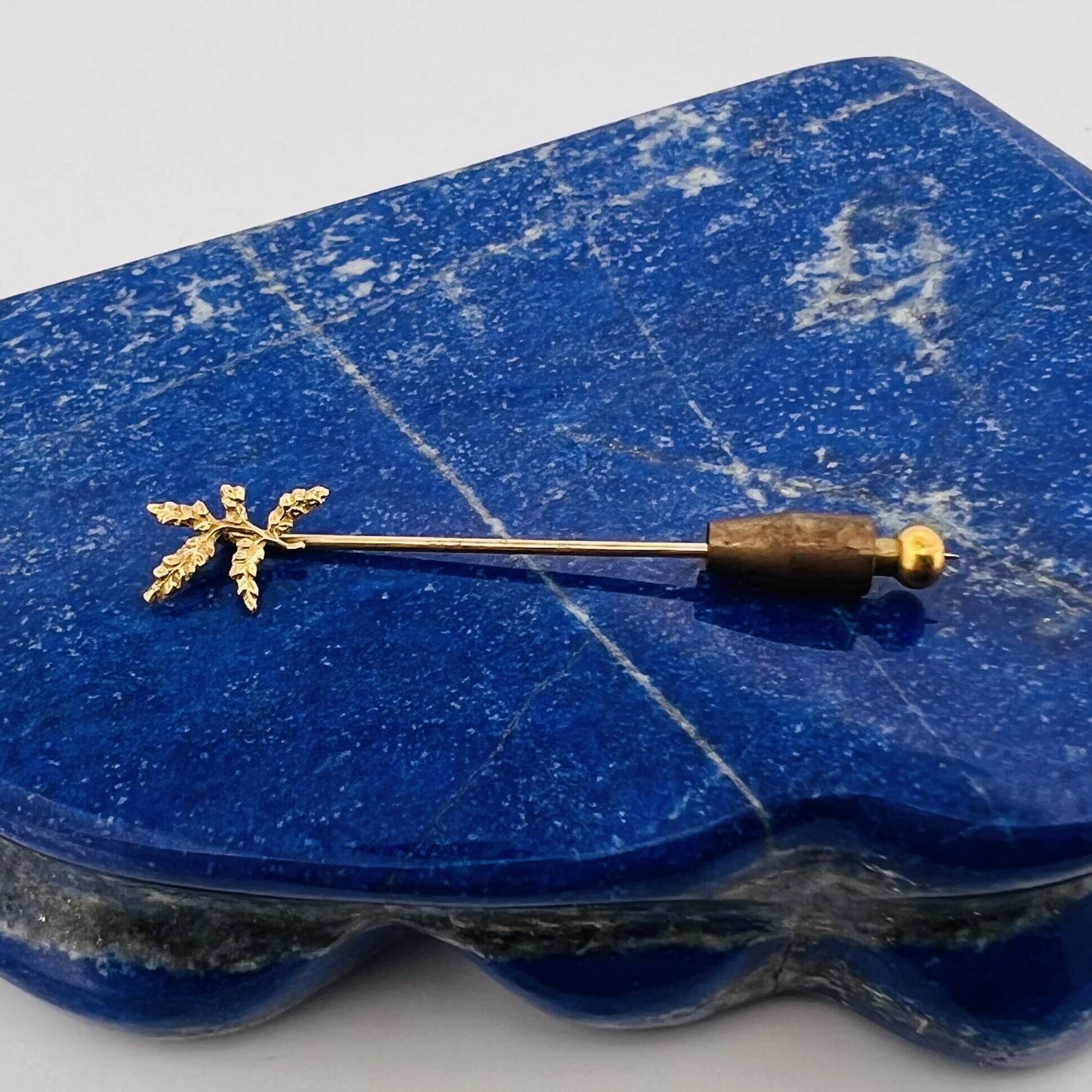 "Foliage" tie pin in yellow gold (750). - Lot 98