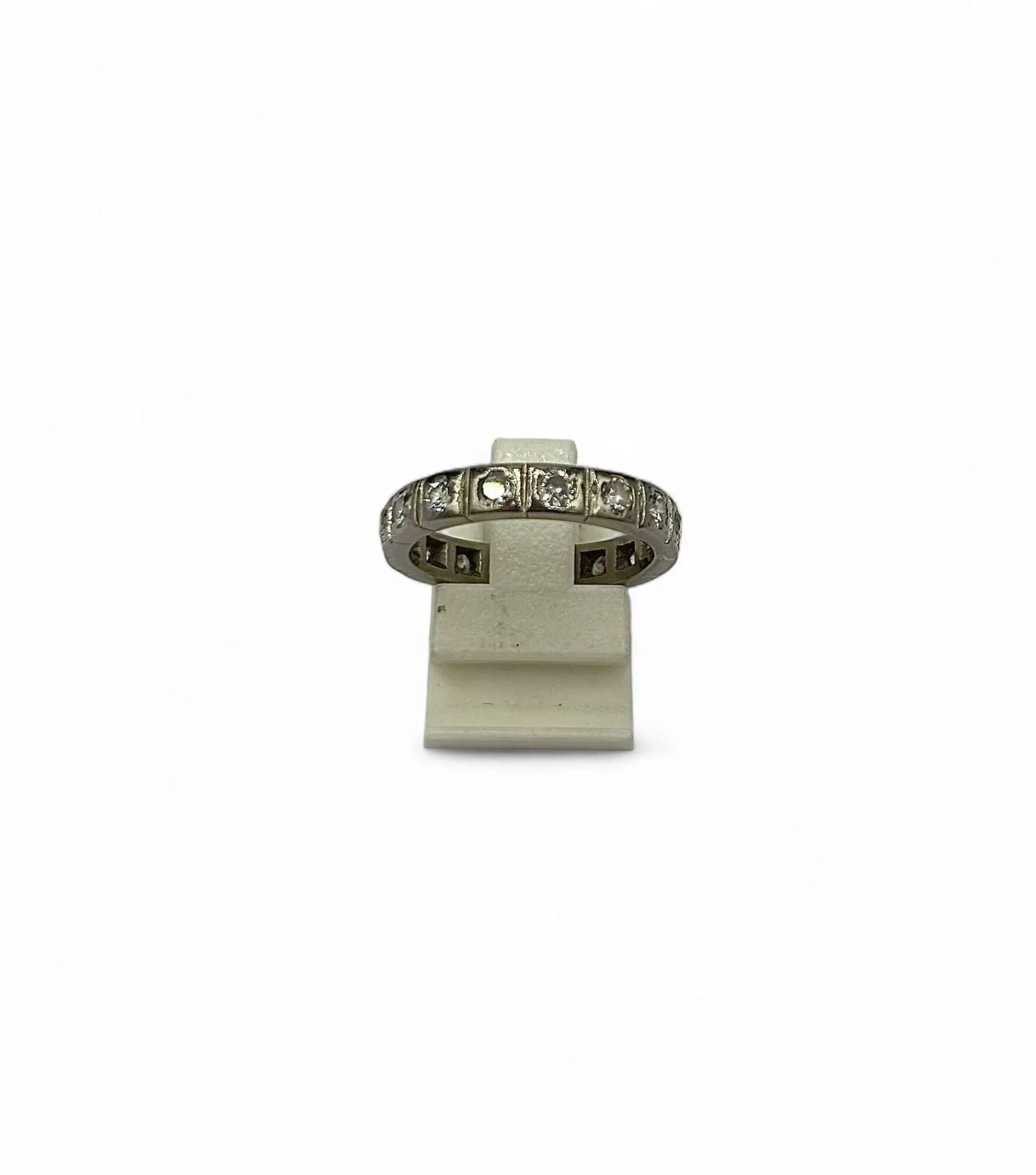 Alliance américaine en or gris 18K (750) sertie de diamants Tour de doigt : 54,5 Poids brut : 5,23 g