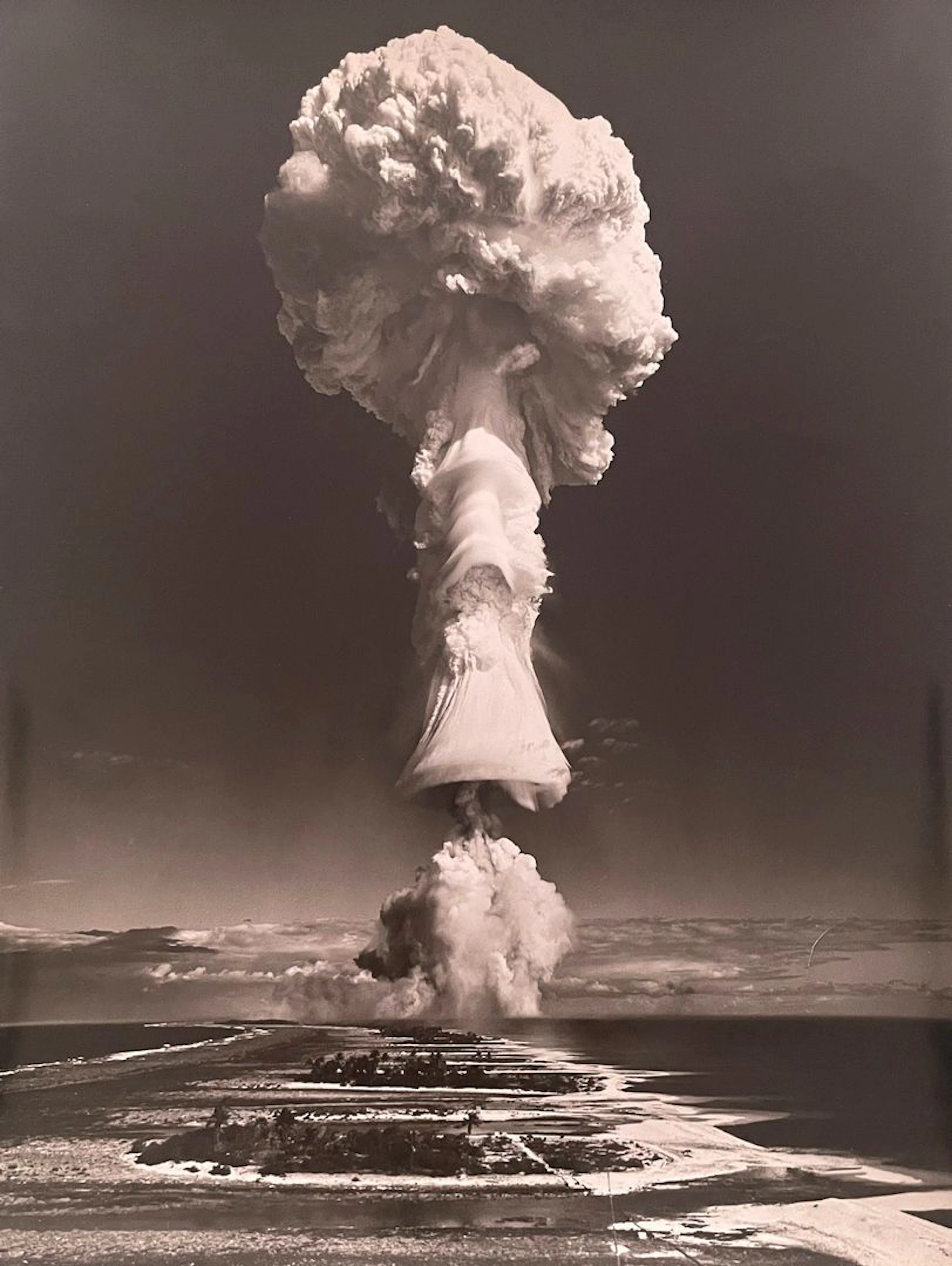 Jacques VIOLET (1936-2021) Champignon atomique, essai nucléaire français, océan Pacifique, Mururoa, juillet 1970 Tirage argentique sur papier Kodak 30 x 40 cm
