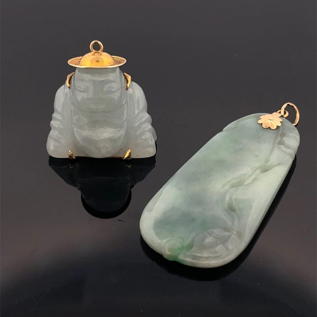 Two yellow gold (750) pendants adorned with jade, featuring: - Lot 132
