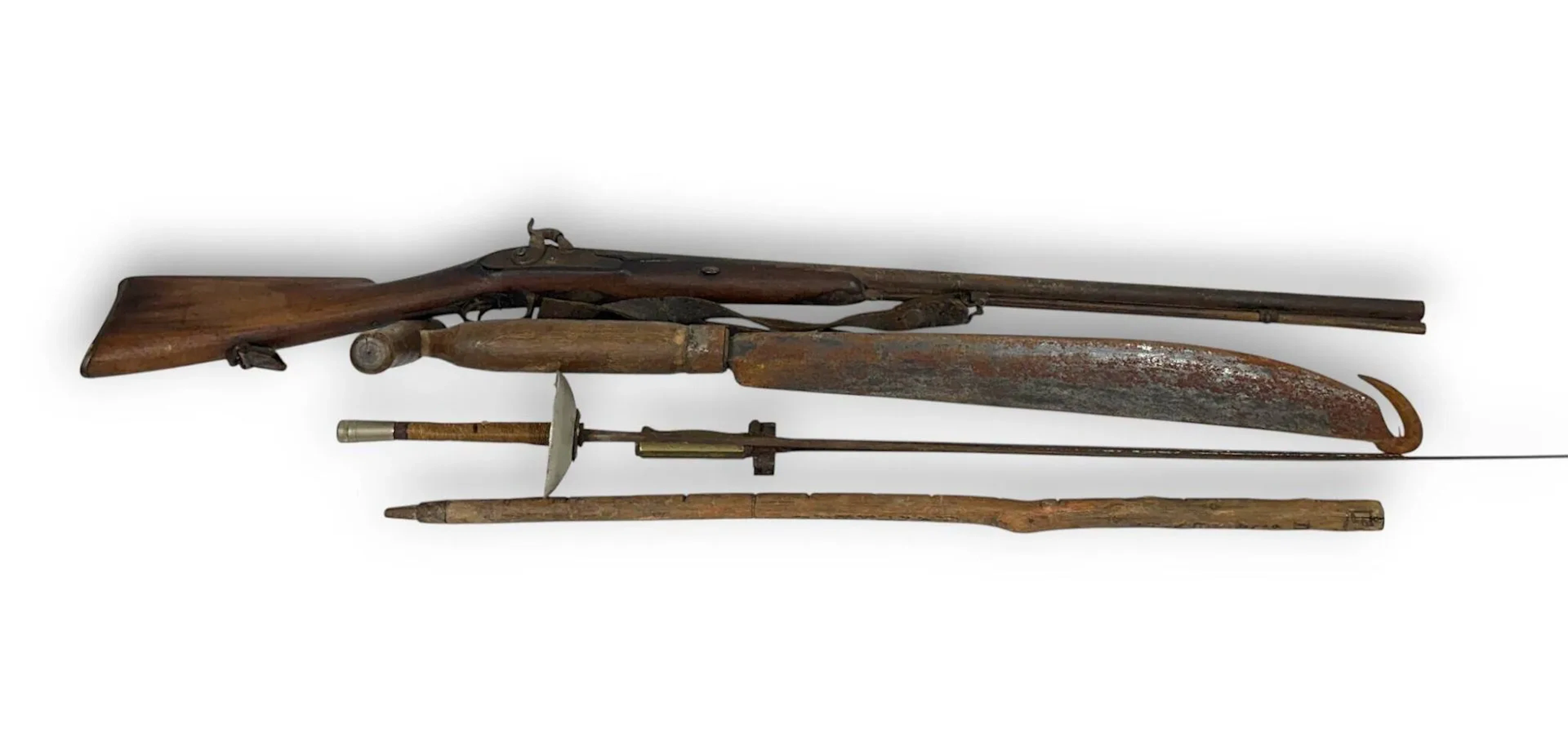 Ensemble de 5 pièces comprenant : -épave de baïonnette 1886-15 -fleuret -guidon de scout avec son fanion -fusil à silex transformé à percussion (mécanique fonctionnelle) vers 18010, arme de catégorie D -fendoir à buches En l'état