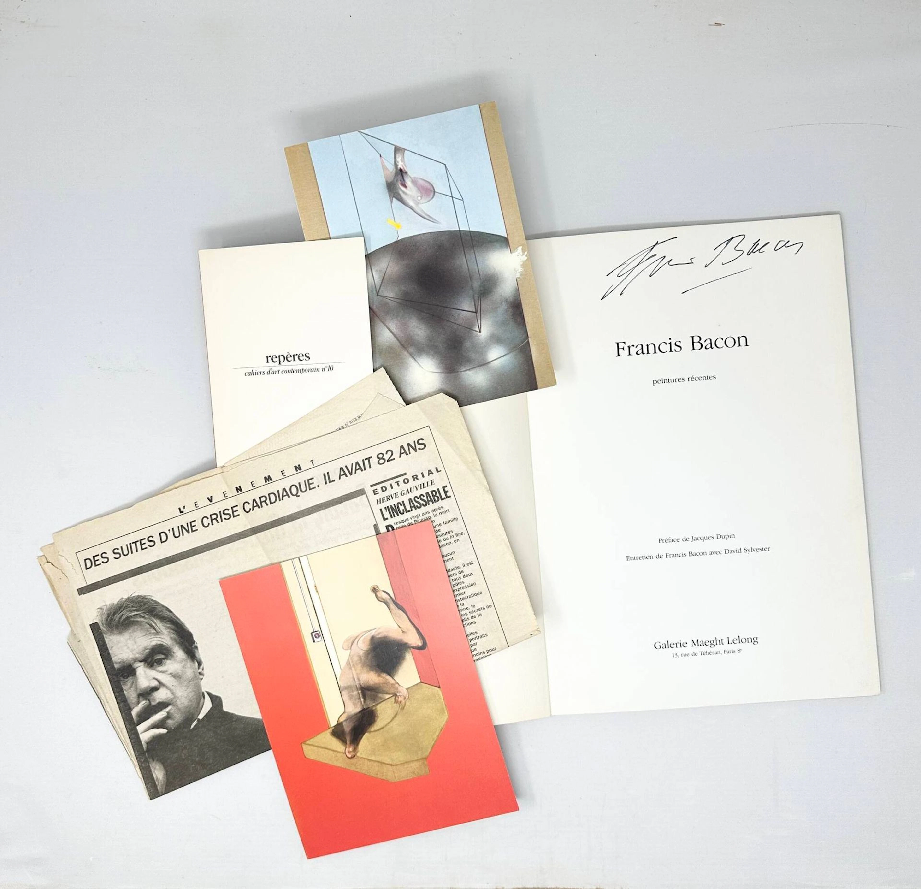 Francis BACON (1909-1992). Signature autographe « Francis Bacon » en tête du catalogue illustré Francis Bacon, peintures récentes (Galerie Maeght Lelong [1984], Repères, cahiers d'art contemporain n° 10). On joint 2 cartons d'invitation et un extrait de journal.