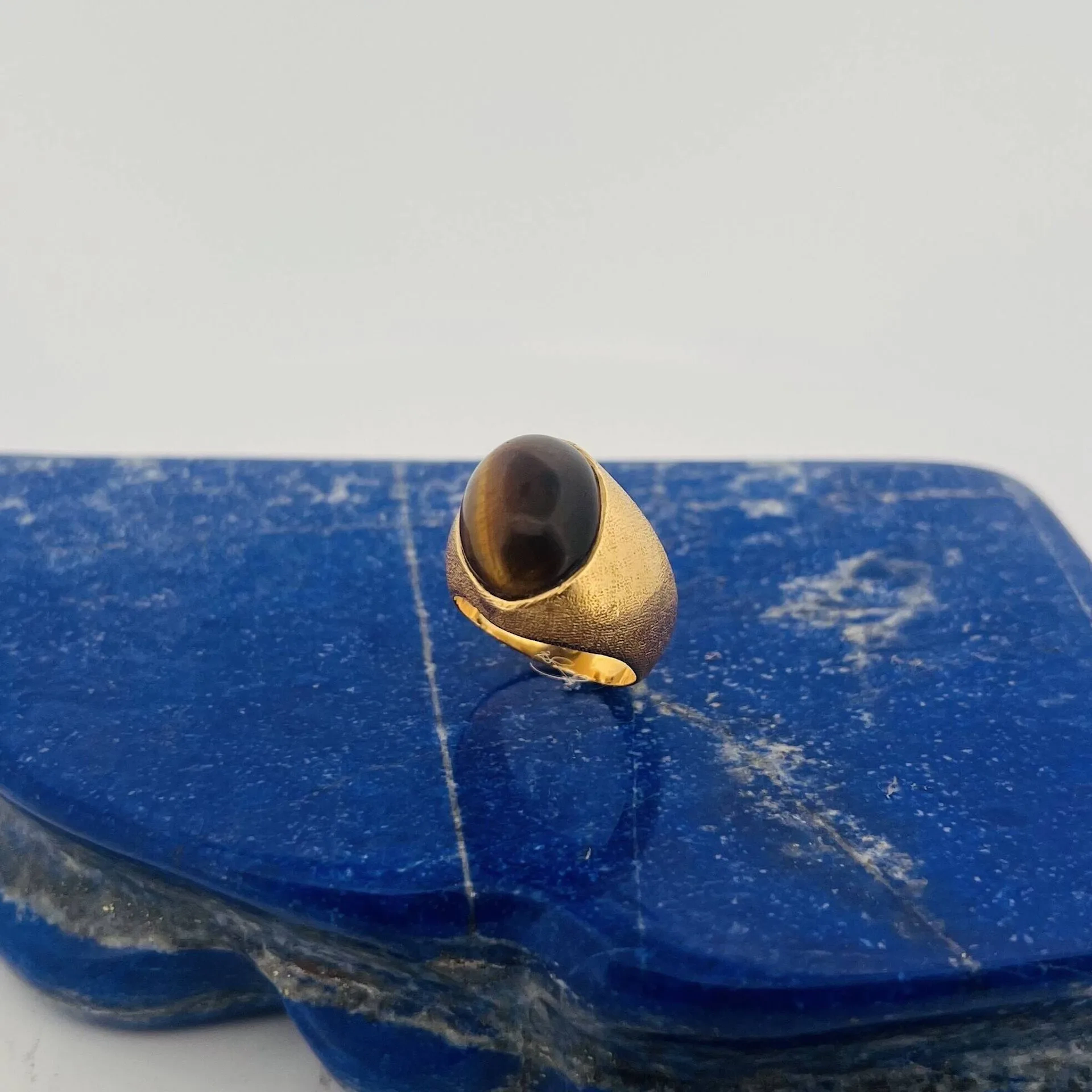 14k (585) Amati gold ring set with a tiger's eye cabochon. - Lot 354