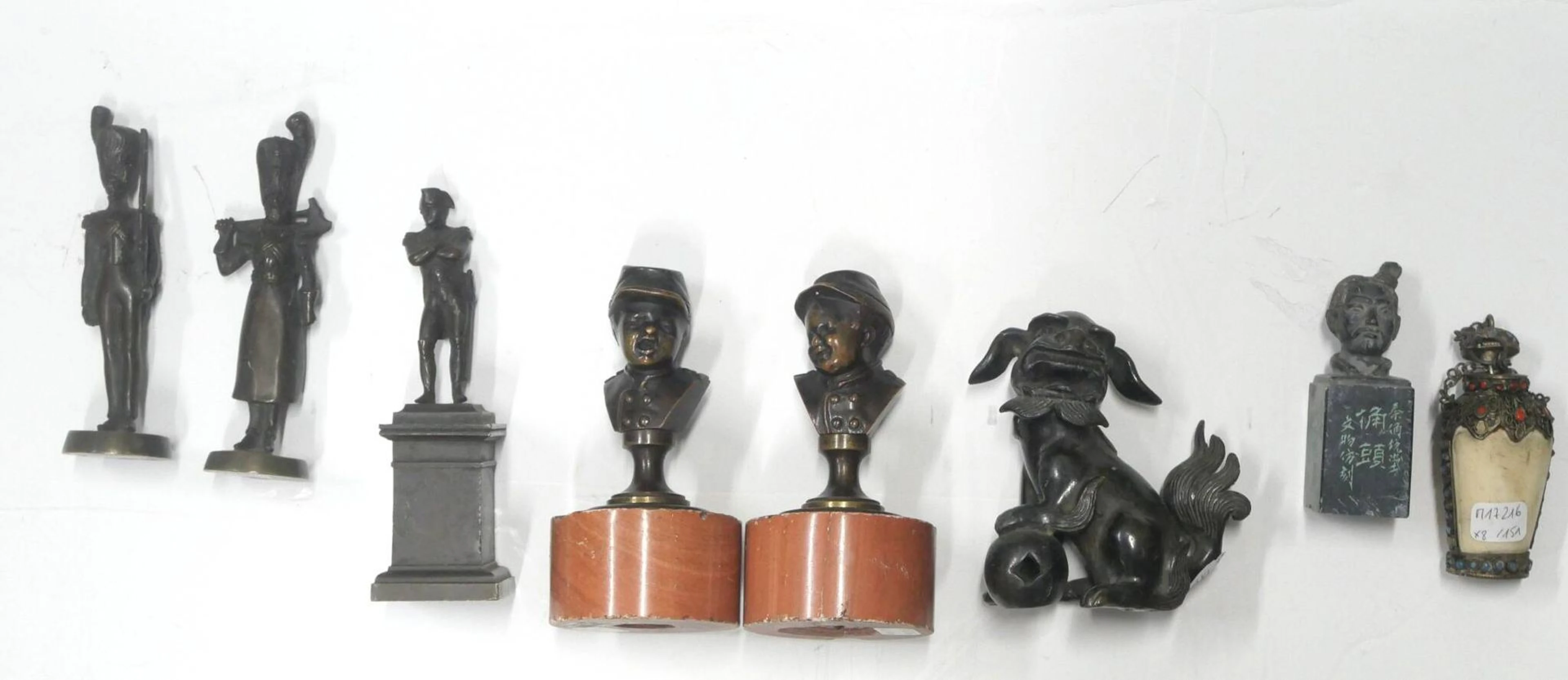 Set of small bronze figurines, including - Lot 175