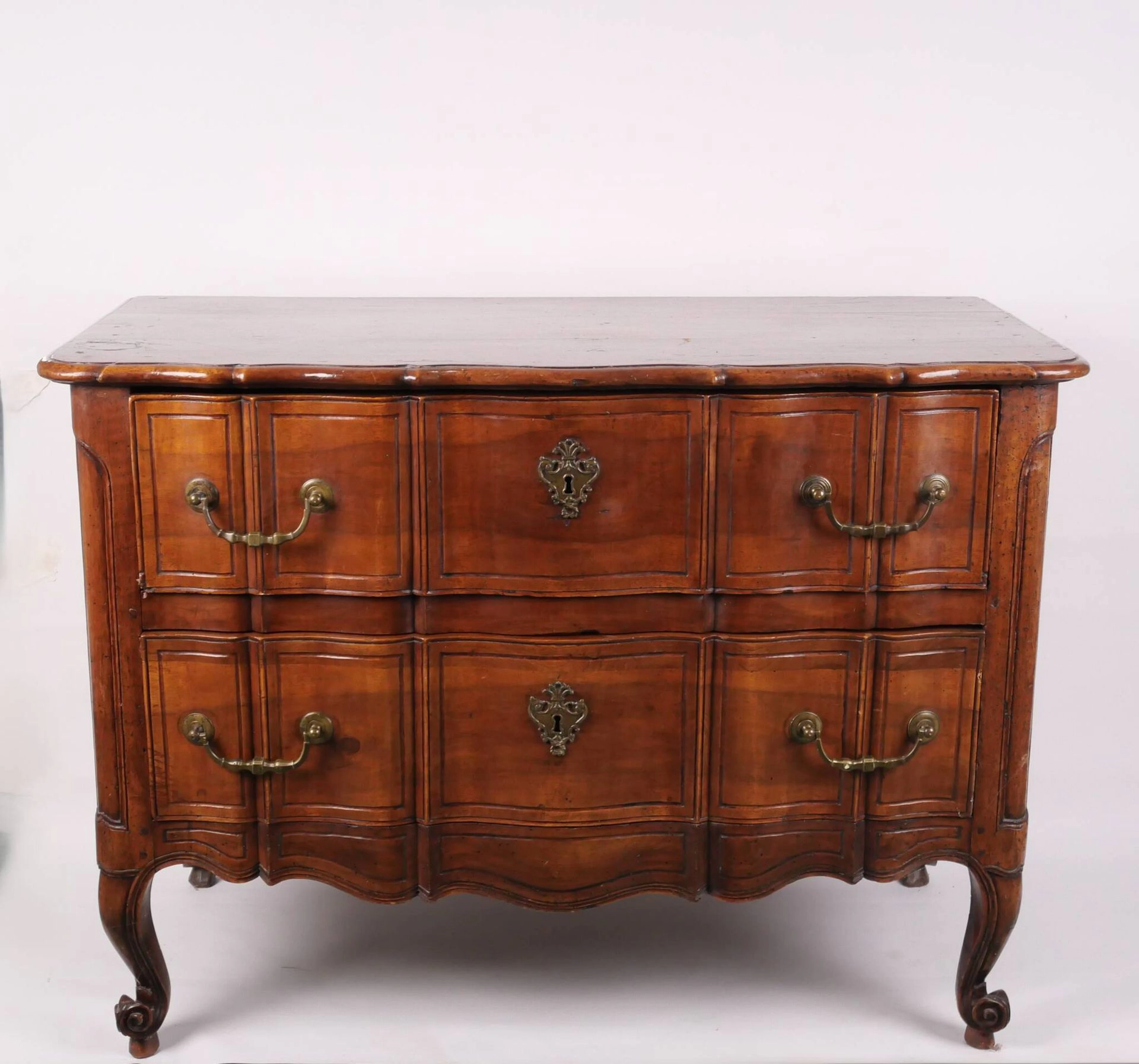 Oak chest of drawers with an ornate front, featuring two dra - Lot 382