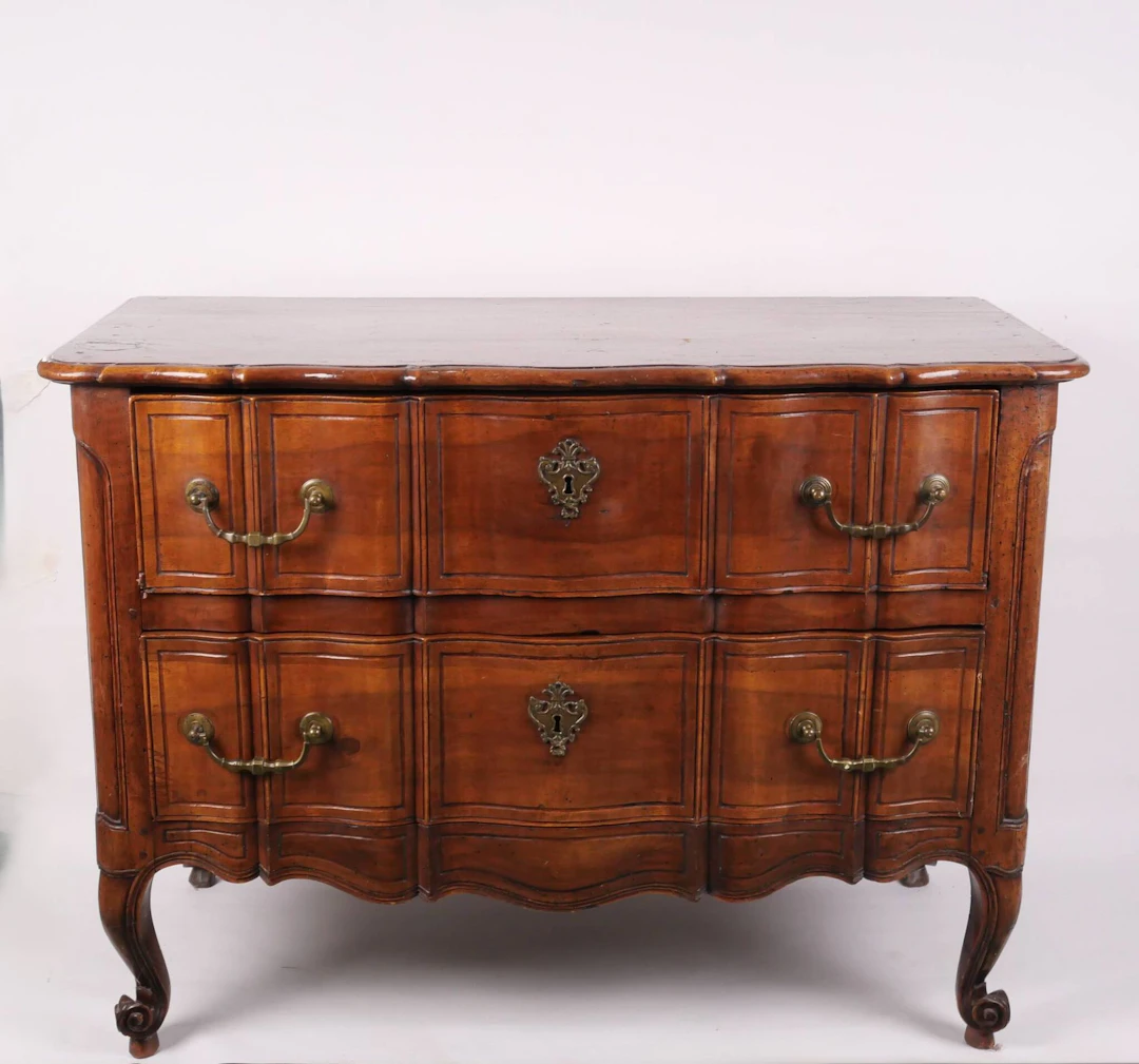 Oak chest of drawers with an ornate front, featuring two dra - Lot 382