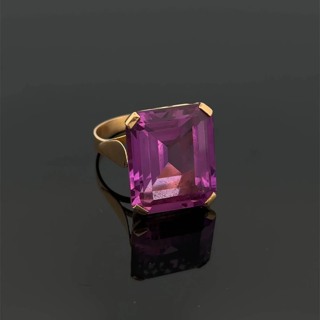 Openwork yellow gold (750) ring, set with a purple stone. - Lot 206