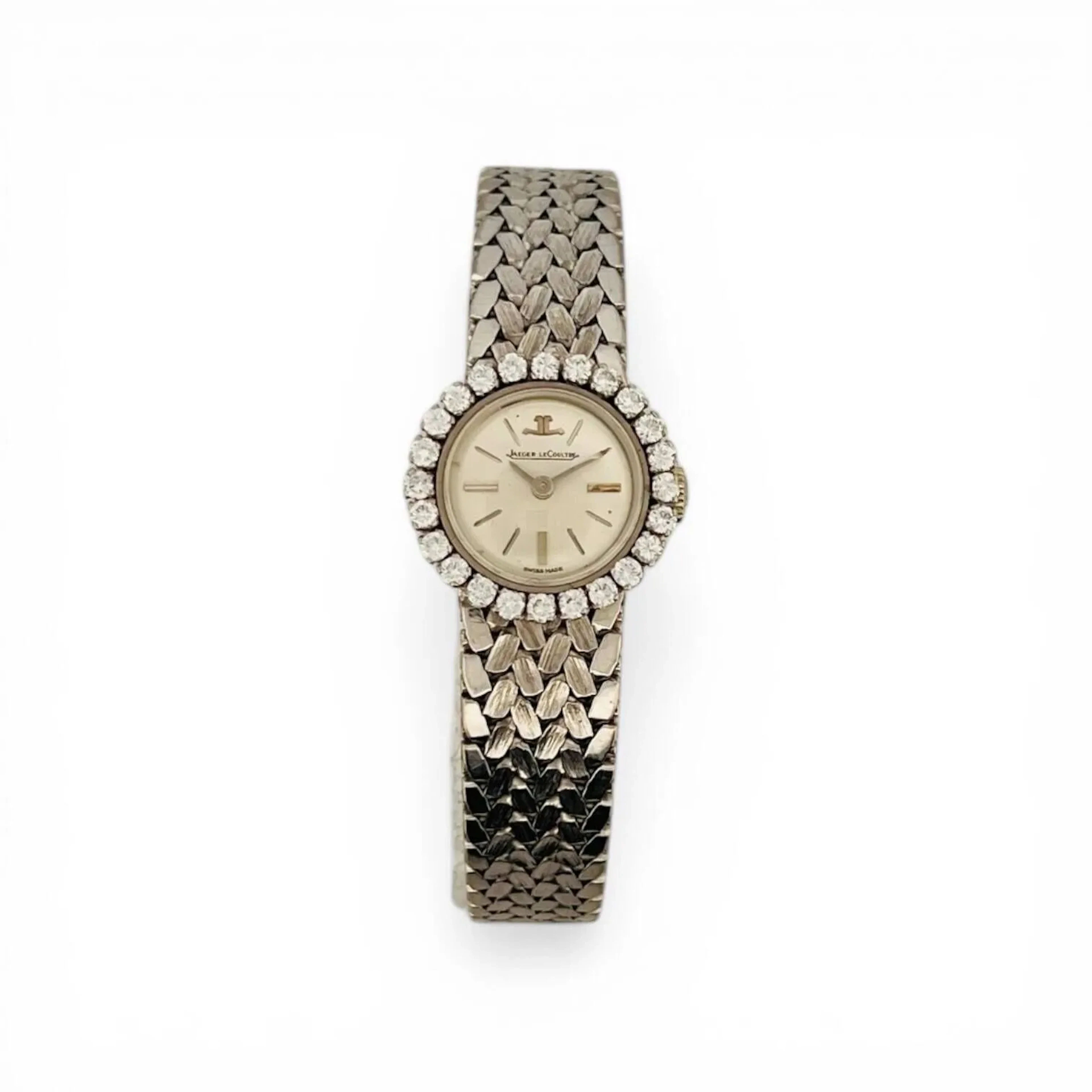 JAEGER-LECOULTRE Montre-bracelet en or gris 18K (750 millièmes), cadran argenté soleillé, index des heures gravés argentés et en appliques bâtons argentées, aiguilles fils argentées. Lunette sertie de diamants taille brillant. Fond de boitier en or gris 18K (750 millièmes). Mouvement mécanique à remontage manuel. Bracelet en or gris 18K (750 millièmes), fermeture à échelle. Montre non fonctionnelle lors de l’expertise, sans garantie de fonctionnement futur et d’état des pièces, prévoir révision. Rayures au boitier et au verre. Vers 1960 Diamètre 18 mm Poids brut 40,2 g