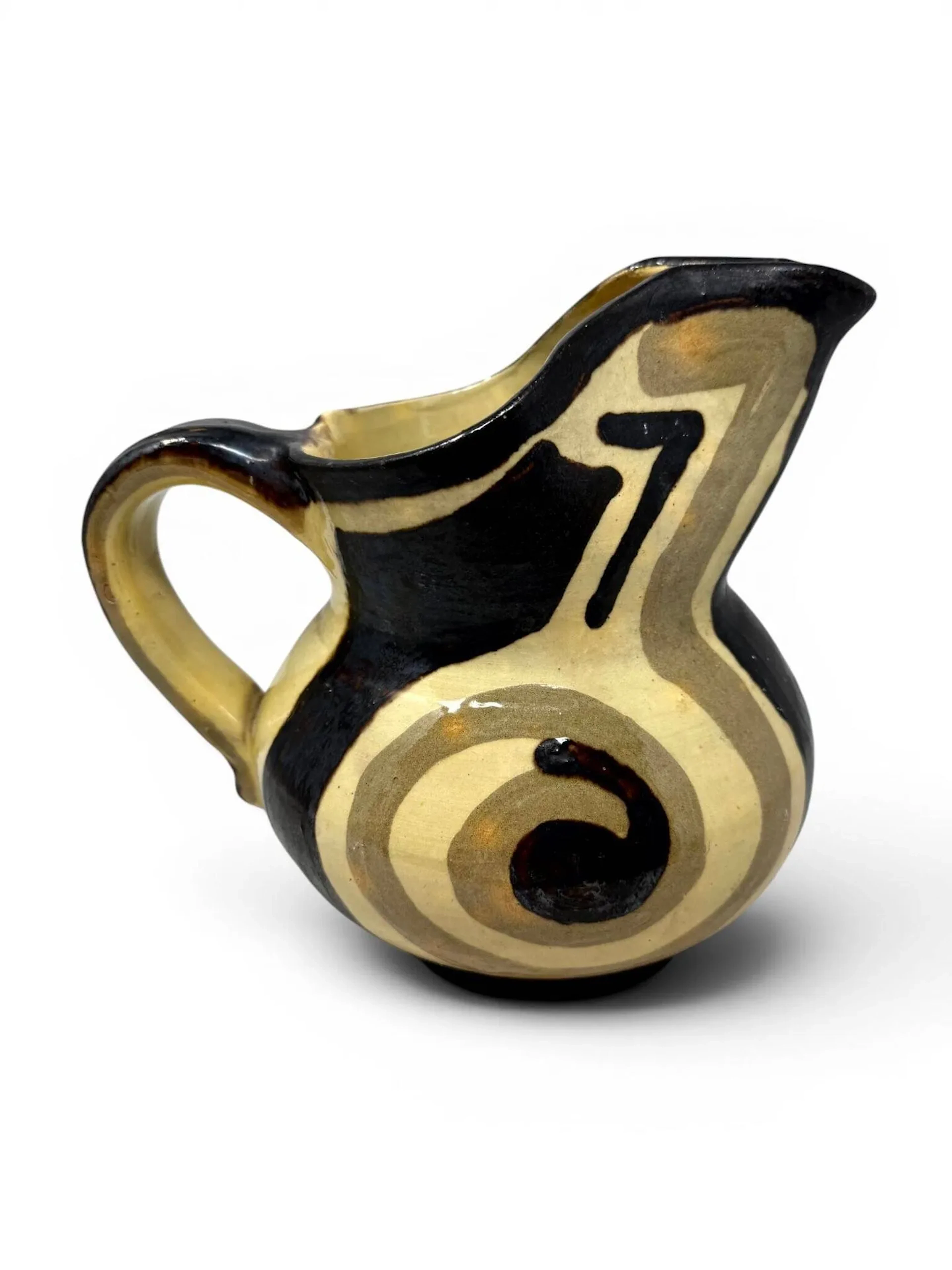 Anne Dangar (1887-1951) - Atelier Moly Sabata Attribué à Pichet et tasse à anses détachés Épreuve en céramique émaillée polychrome à décor géométrique Non signés H. : 18.5 cm. - H. : 9 cm. (Quelques éclats et bulles éparses)