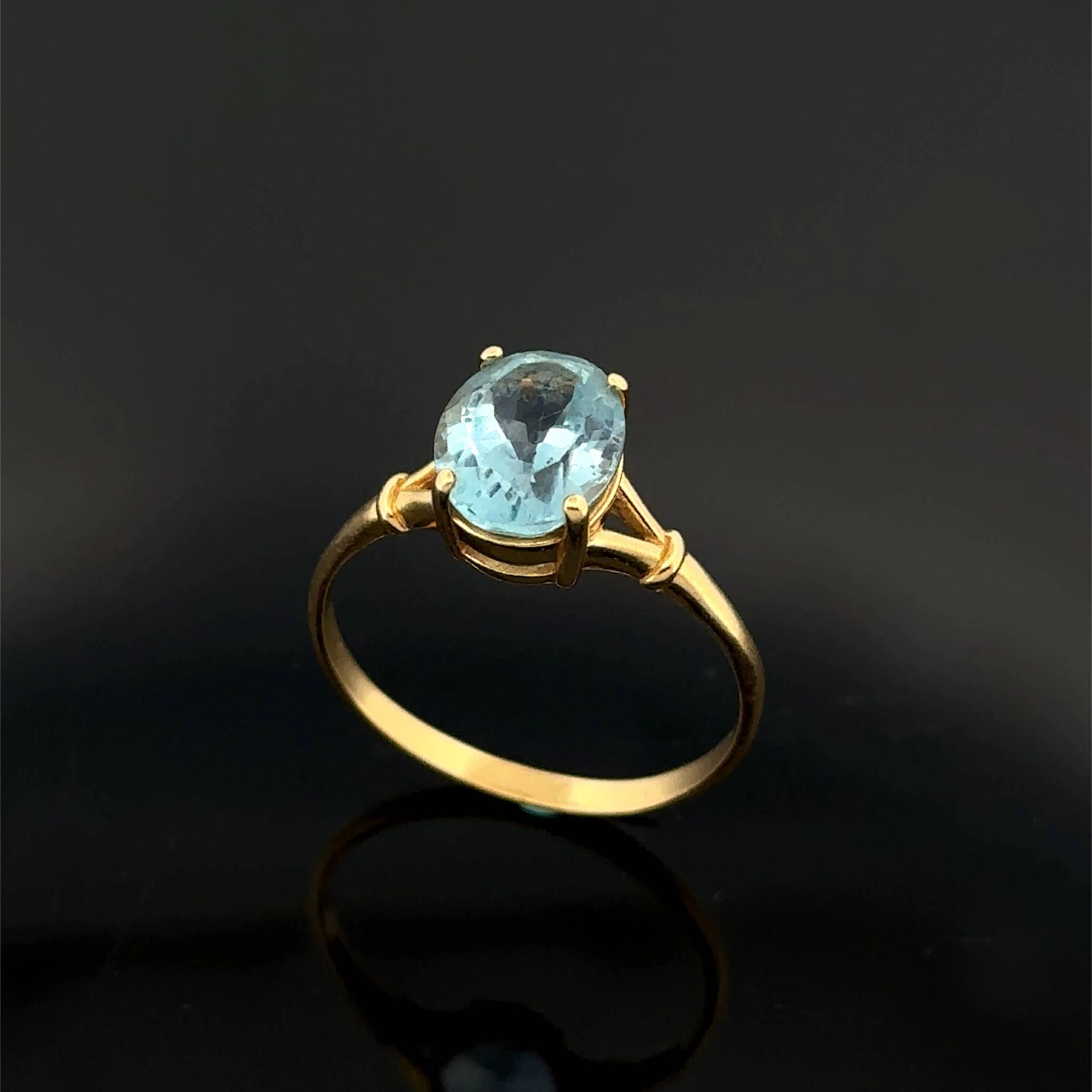 Yellow gold (750) ring set with an oval blue topaz. - Lot 159