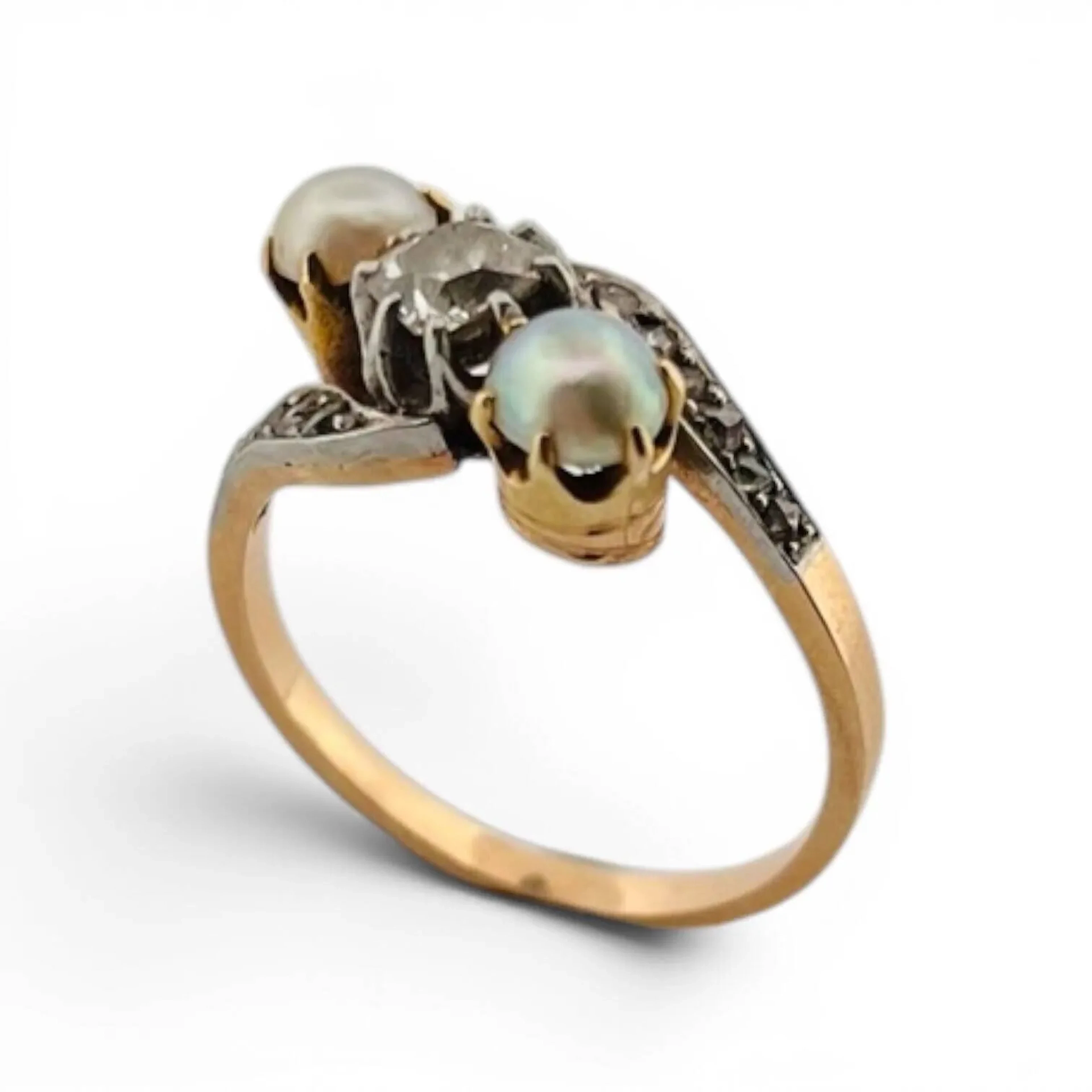 Delicate ring in 18K (750) gold and platinum (850) set with - Lot 196
