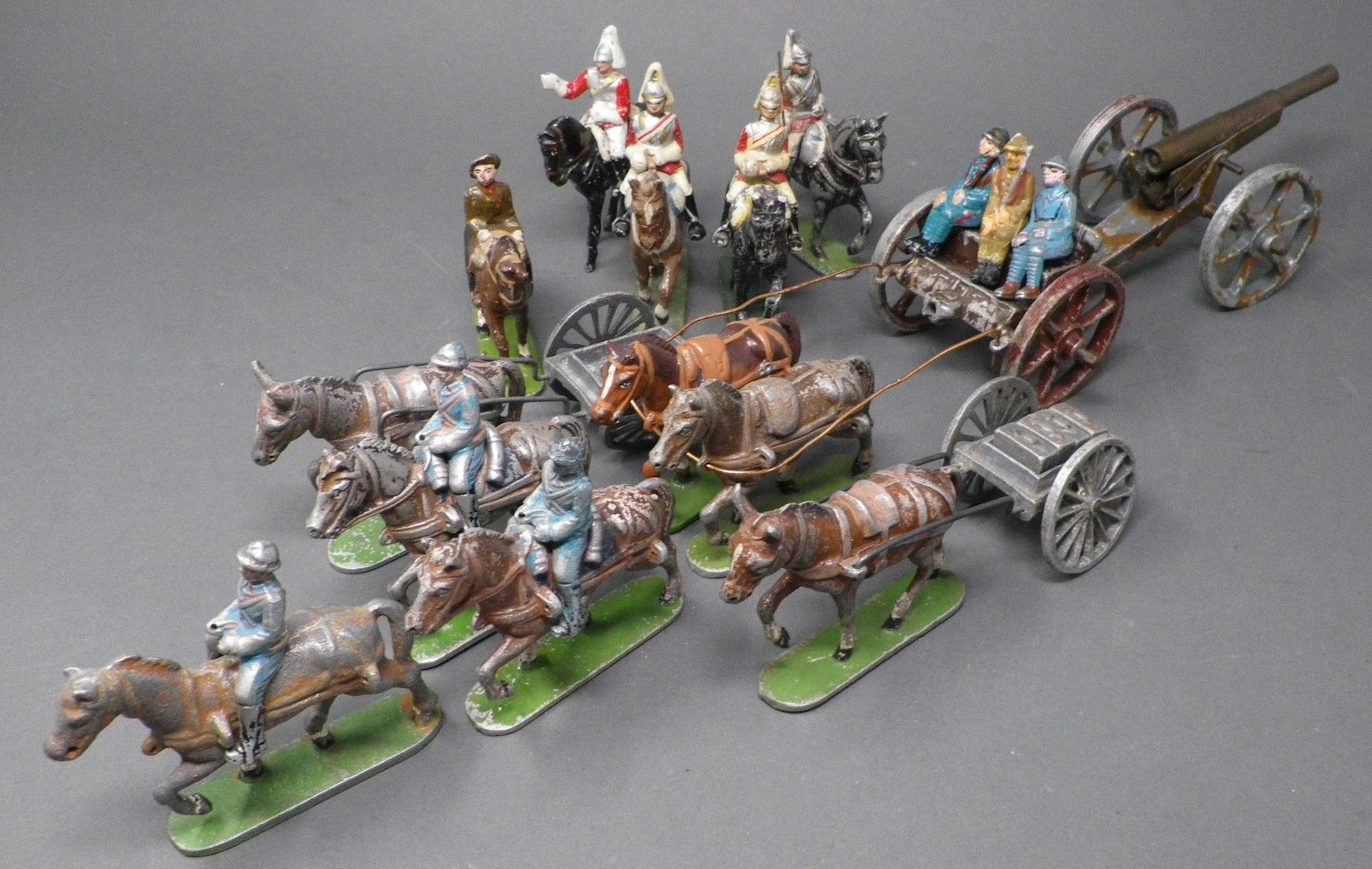 QUIRALU - CAVALERIES DIVERSES Figurines dont : - horse-guard ; p. 123 - charrette de munitions vide de caisses et son mulet ; p. 61 - infanterie de forteresse, officier à cheval ; p. 59 - artillerie montée avant-train, trois servants assis, canon Bibliographie : p. 121 et 122, Les jouets Quiralu 1933-1964 - R. Alazet - J. Borsarello - H. Giroud - Ed° J. Granchet Paris. Jouets anciens pouvant présenter des manques de peinture, des chocs ou des manques, y compris pour les conditionnements éventuels. Vendus en l'état et sans réclamations.