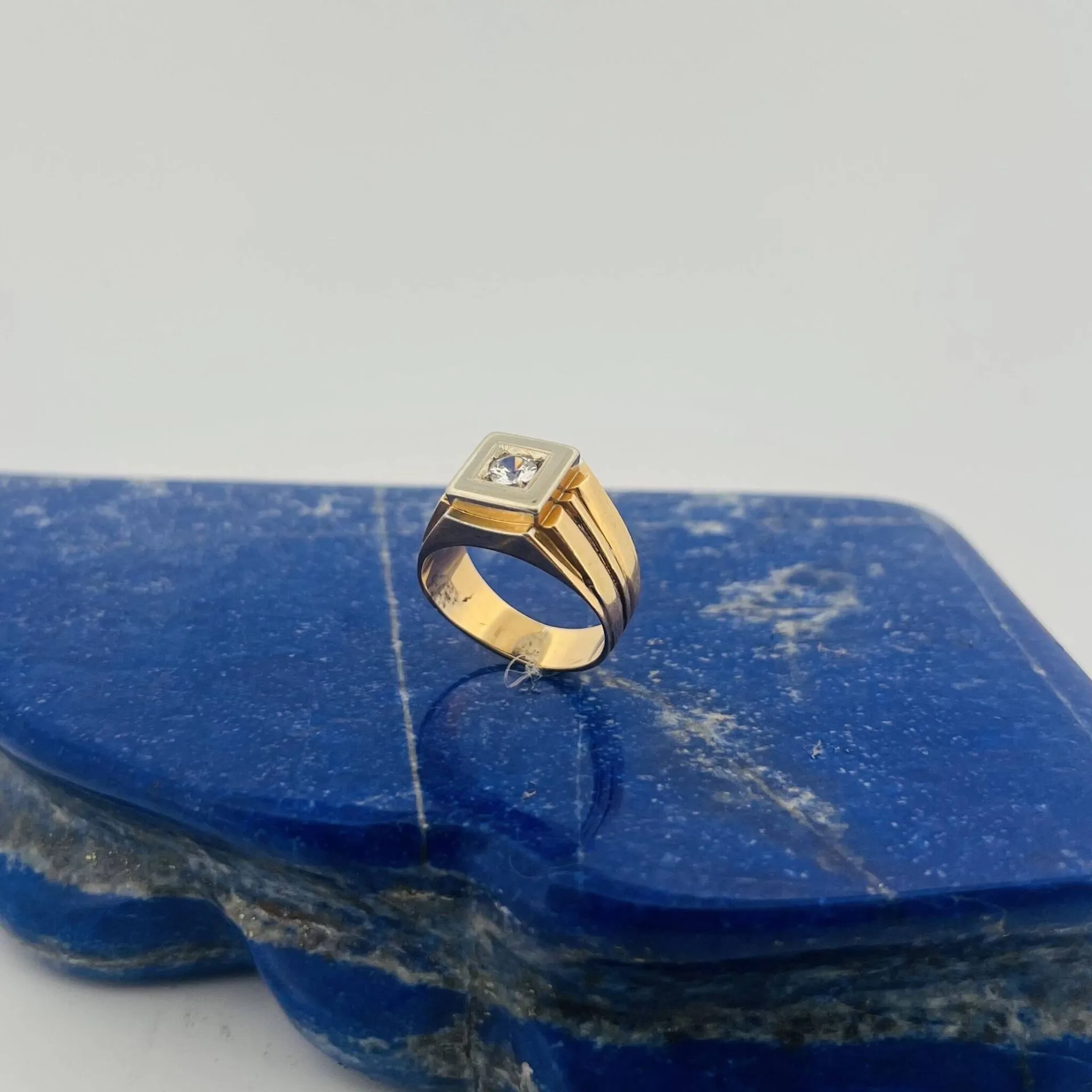 Two-tone 18K gold (750) signet ring set with a white stone. - Lot 353