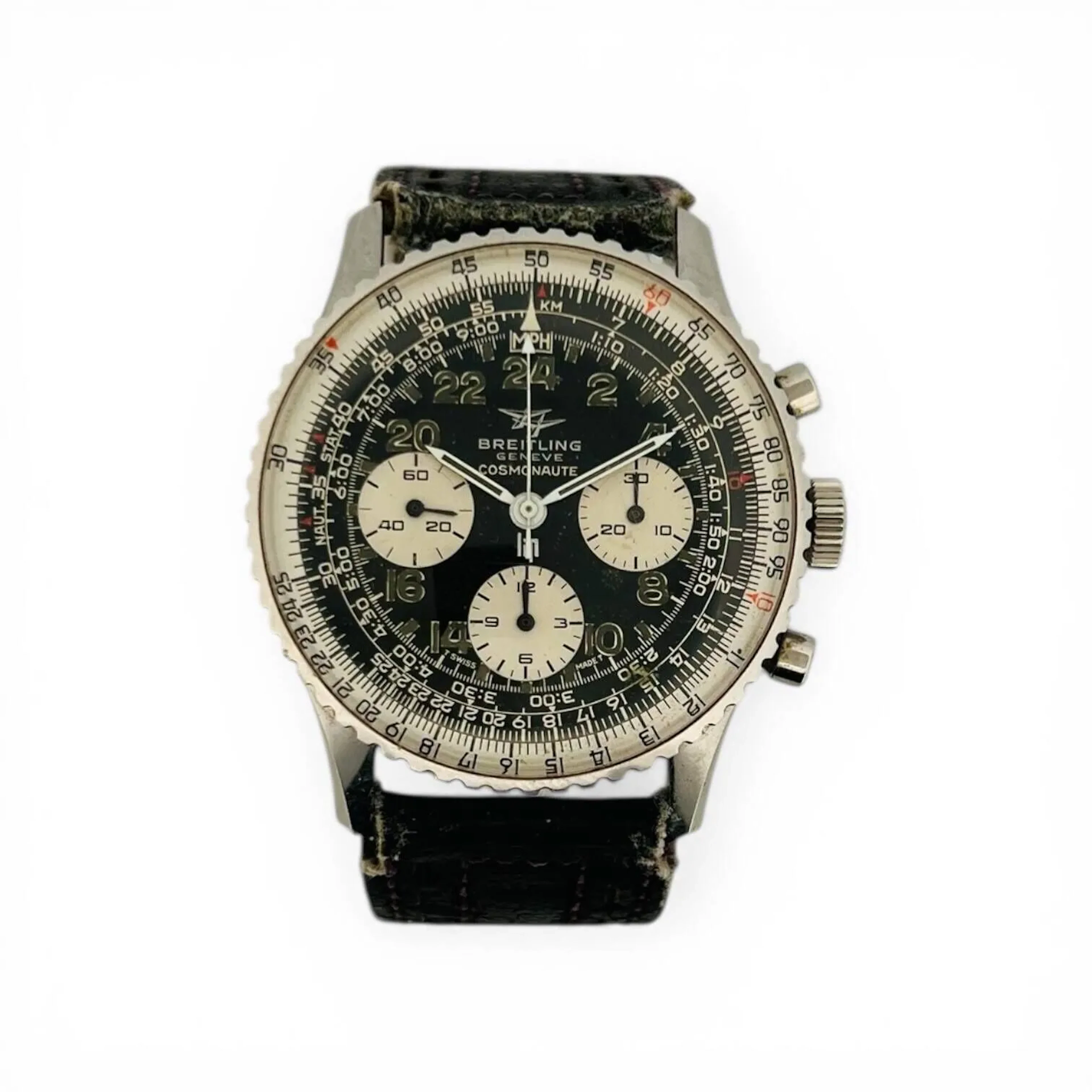 BREITLING LIP NAVITIMER COSMONAUTE Montre bracelet chronographe en acier, cadran noir brillant avec logo « Twin-plane », signatures « Breitling Genève » « LIP » et « COSMONAUTE » en décalques, index des heures sur 24 heures sous forme de chiffres arabes en décalques recouvertes de matière luminescente tritium, aiguilles blanches avec matière luminescente, sous-compteurs noirs azurés : petite seconde à neuf heures, totalisateur des 30 minutes du chronographe à trois heures et des 12 heures à six heures. Lunette tournante de calcul intégrée au verre. Fond de boitier clipé en acier signé Breitling, référence 809, numéroté 1305656, à l’intérieur signé Breitling Watch LTD Swiss. Mouvement mécanique de chronographe à remontage manuel signé Breitling Watch LTD, base calibre Venus 178. Bracelet en cuir, boucle ardillon en métal. Mouvement et chronographes fonctionnels lors de l’expertise, sans garantie de fonctionnement futur et d'état des pièces. Rayures au boitier et au verre. Vers 1967 Diamètre 41 mm