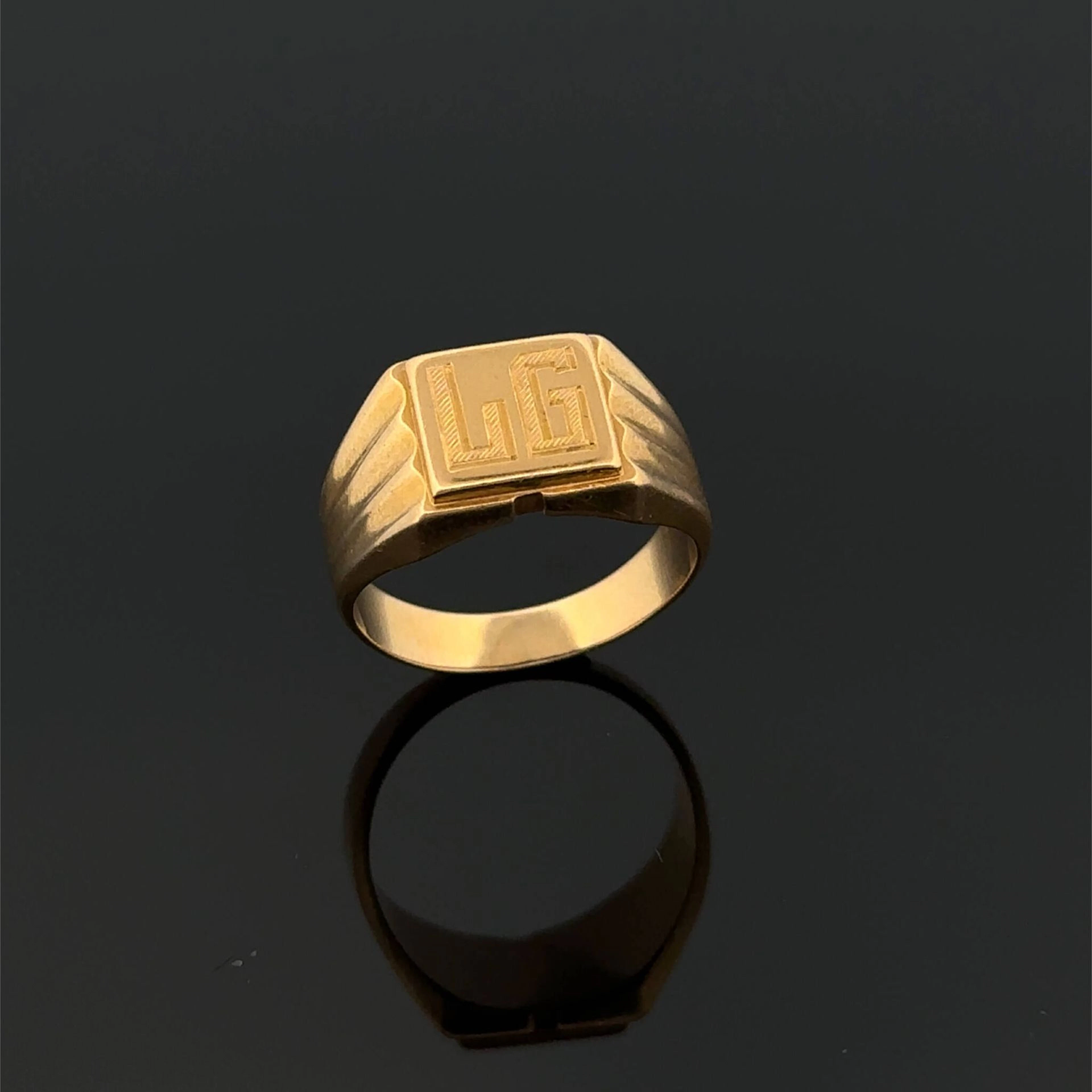 Yellow gold (750) signet ring with fluted band, monogrammed - Lot 200