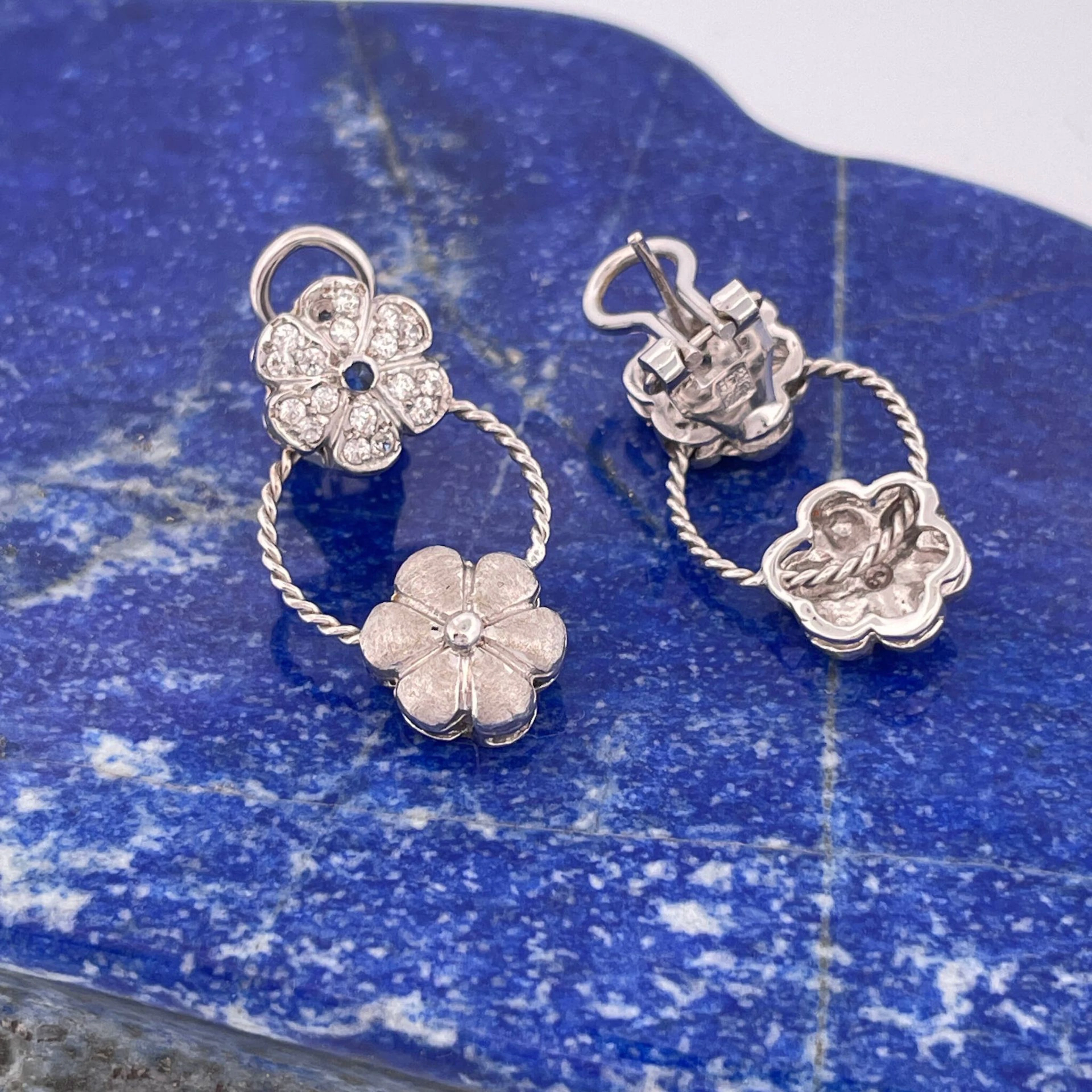 Pair of "little flowers" earrings in twisted and matted whit - Lot 121