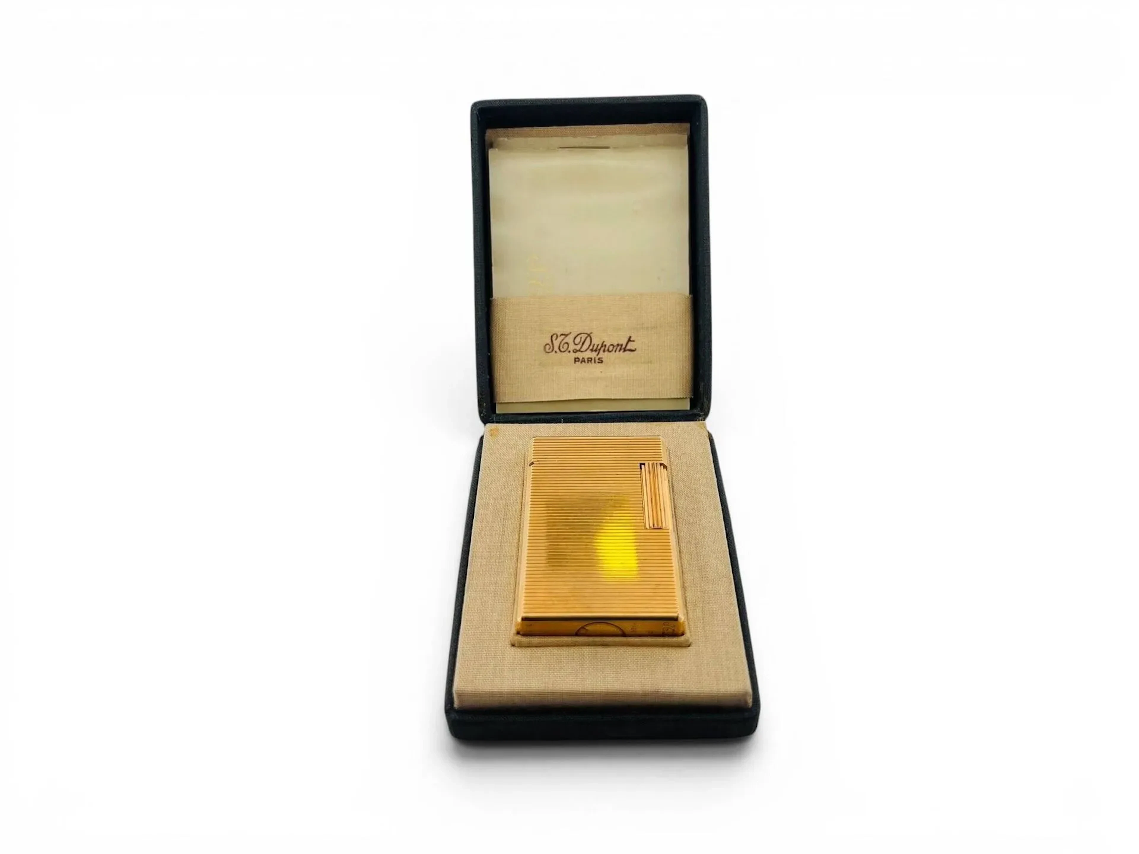 ST Dupont Briquet plaqué or, modèle BRG à cannelures, n° 771CJE. Dans son écrin d'origine avec ses papiers (achat en janvier 1972). Fonctionnel, prévoir la recharge en gaz.