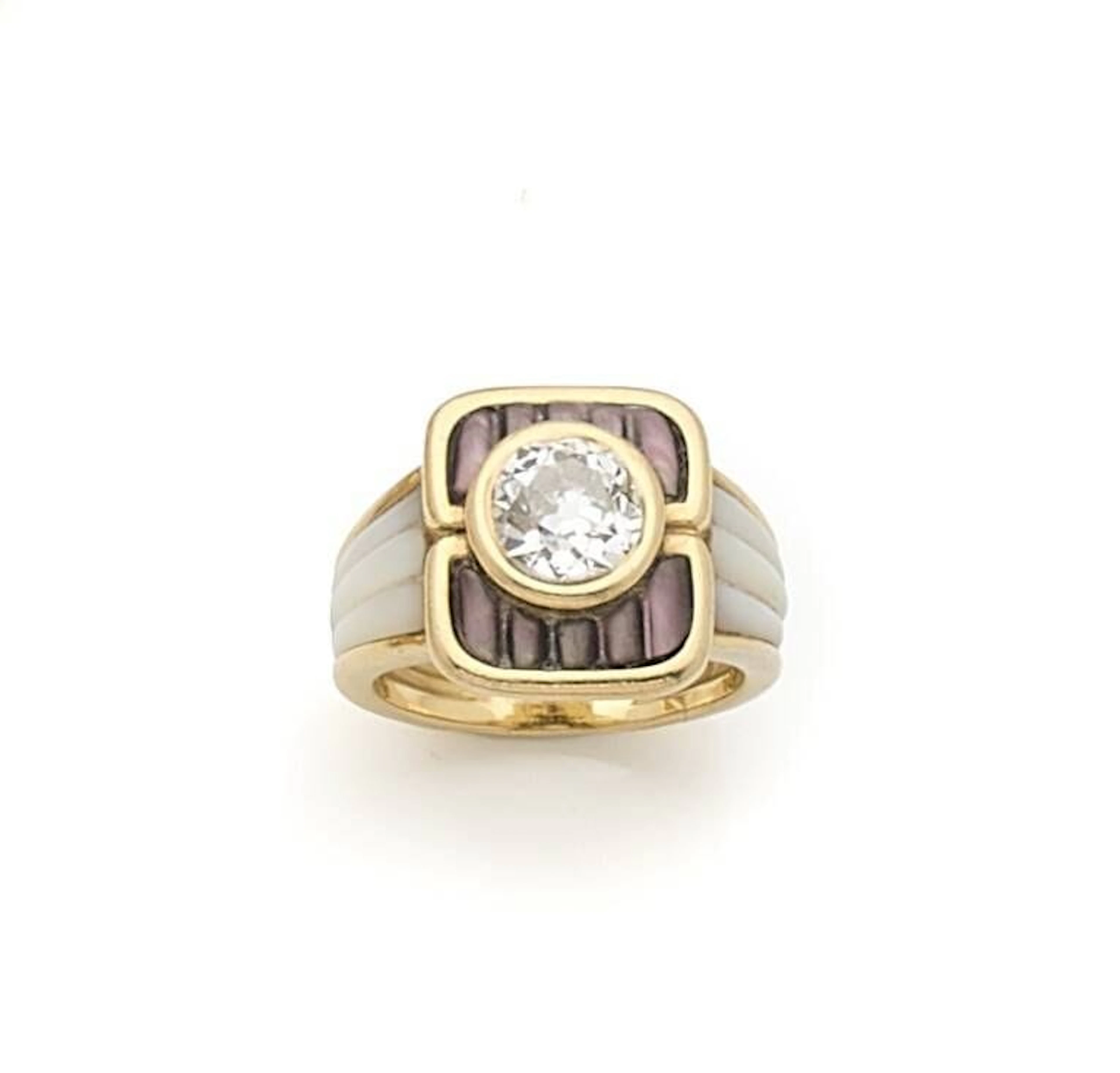 MAUBOUSSIN (monture) Bague en or 18K (750), ornée d'un diamant arrondi de taille ancienne entouré de nacre brune et épaulé de nacre blanche. Signée et numérotée. Travail français des années 1980. Tour de doigt : 50. Dimensions diamant : 6,8 x 6,8 x 4,5 mm environ. Poids brut : 9,4 g (chocs)