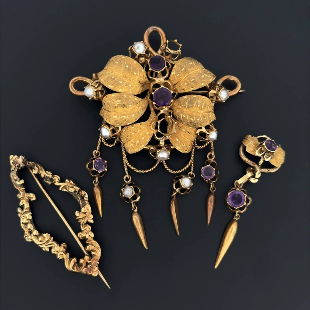 Set of two yellow gold (750) brooches, openwork, twisted, an - Lot 225