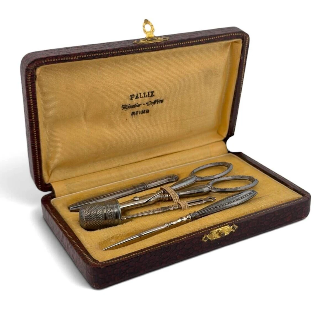 Silver (800) and silver-plated sewing kit containing a thimb - Lot 386