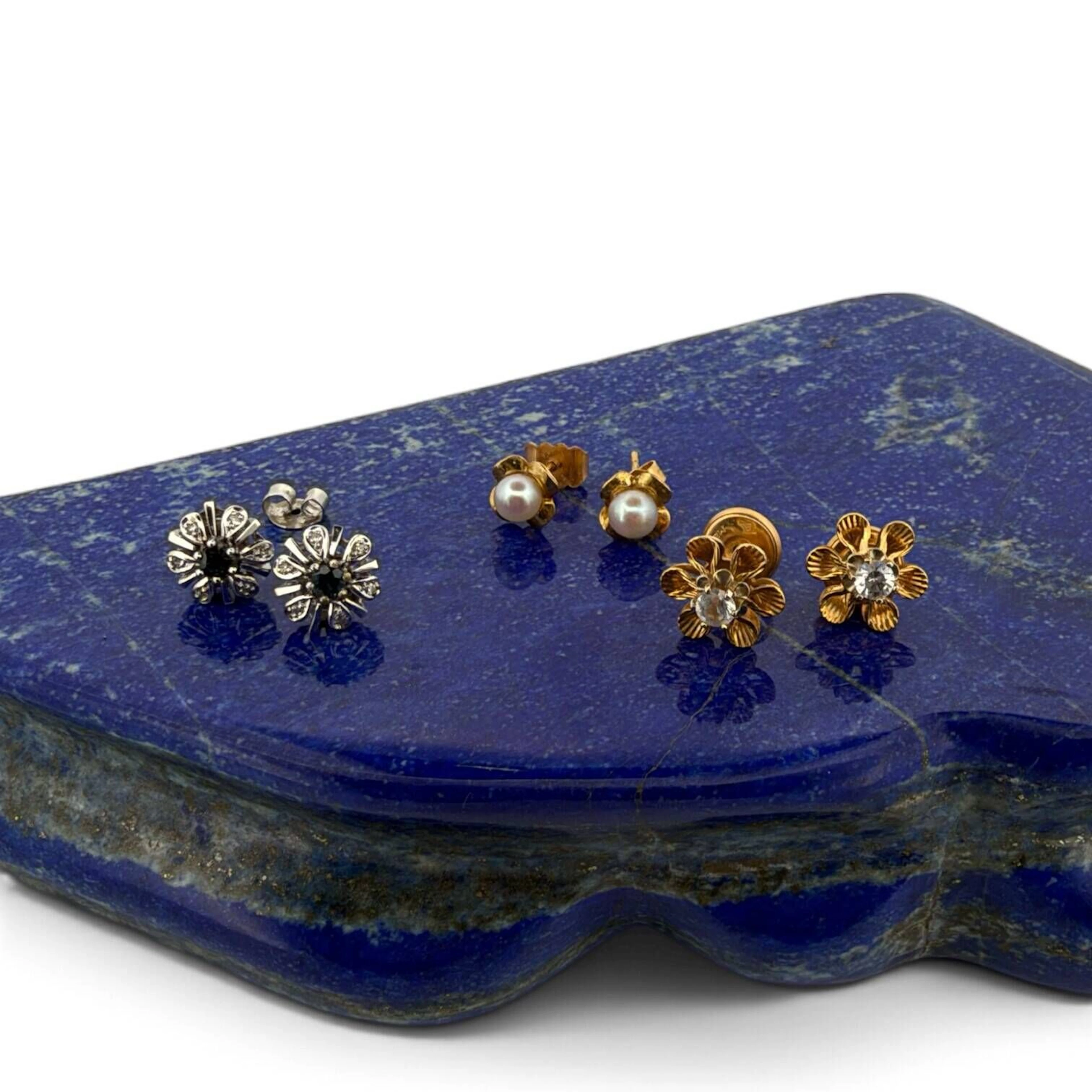Three pairs of "fleurette" stud earrings in yellow and white - Lot 130