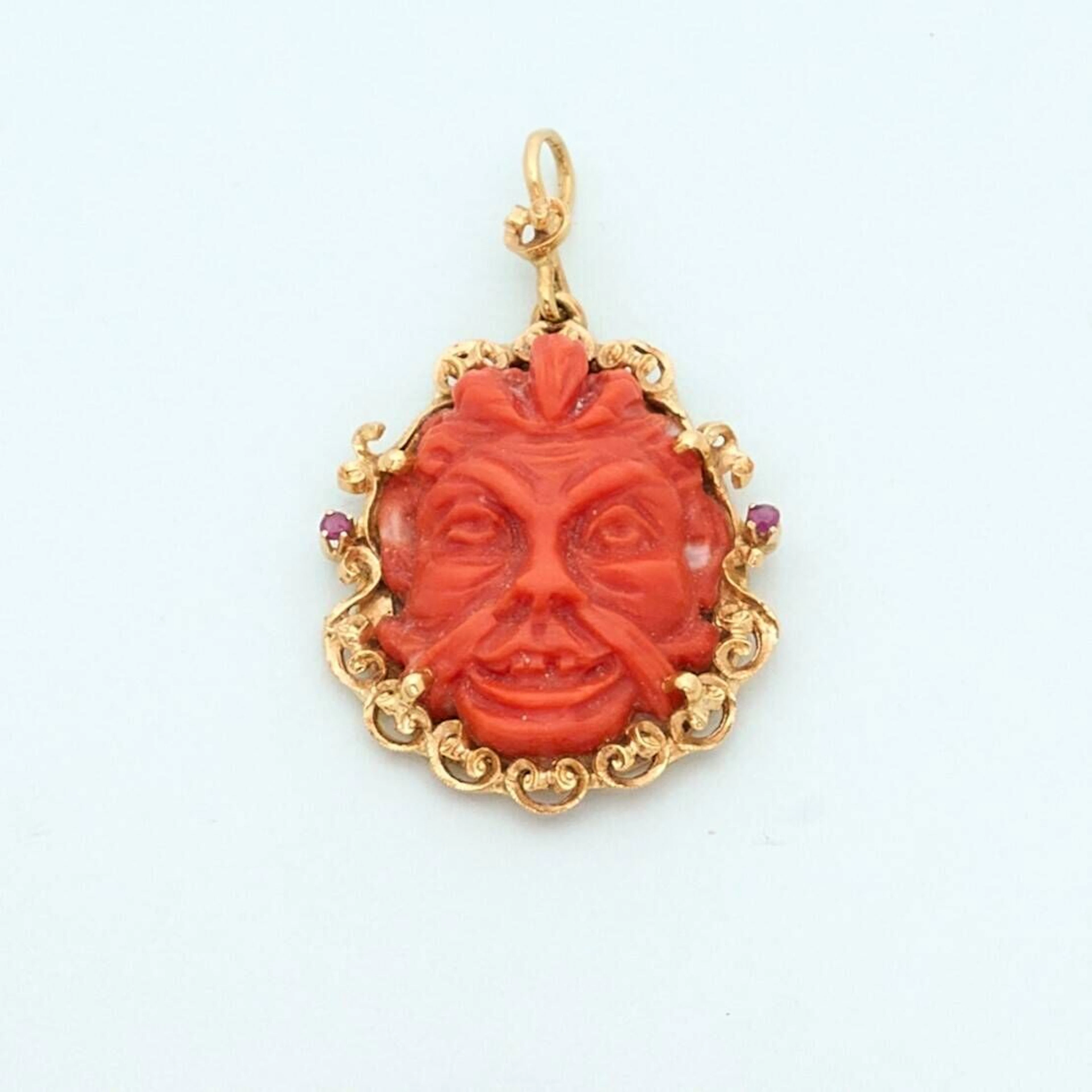 18k gold (750e) pendant, featuring a carved coral grotesque - Lot 114