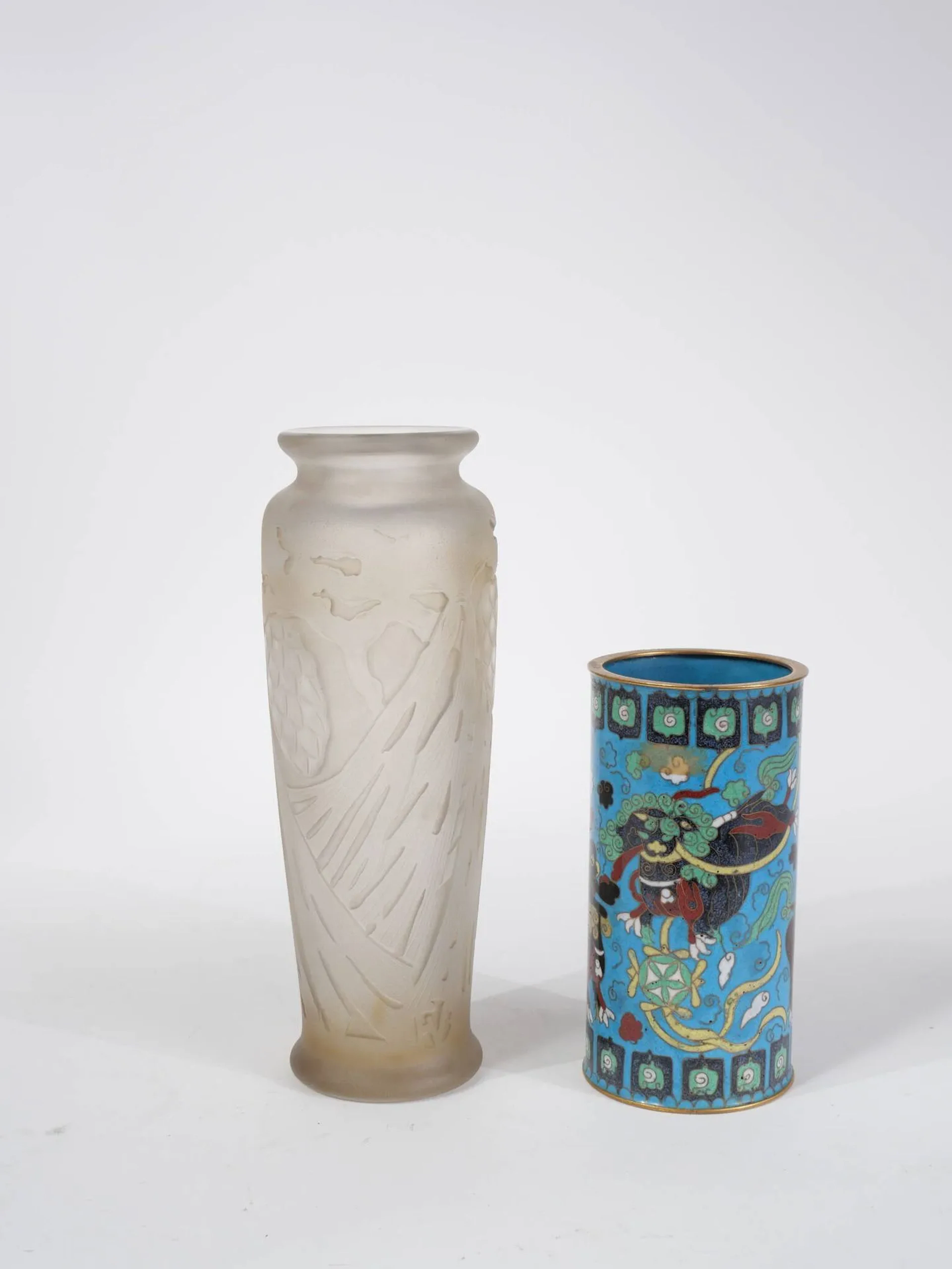 Ensemble de deux vases -Vase rouleau en cloisonné, travail asiatique, H : 16 cm -Vase en verre opalescent art déco, H : 25 cm