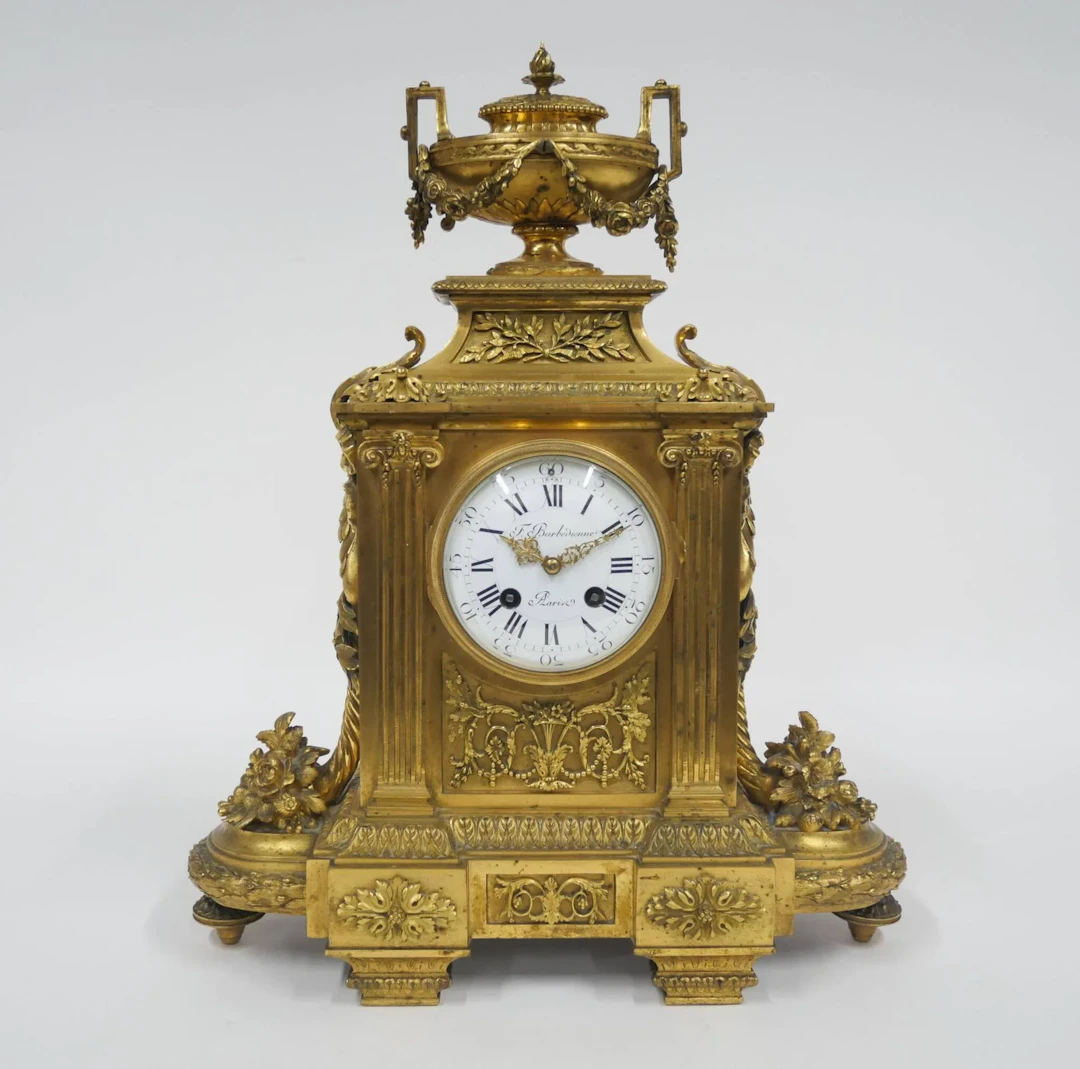 Gilt bronze clock, white enameled dial with Roman numerals t - Lot 331