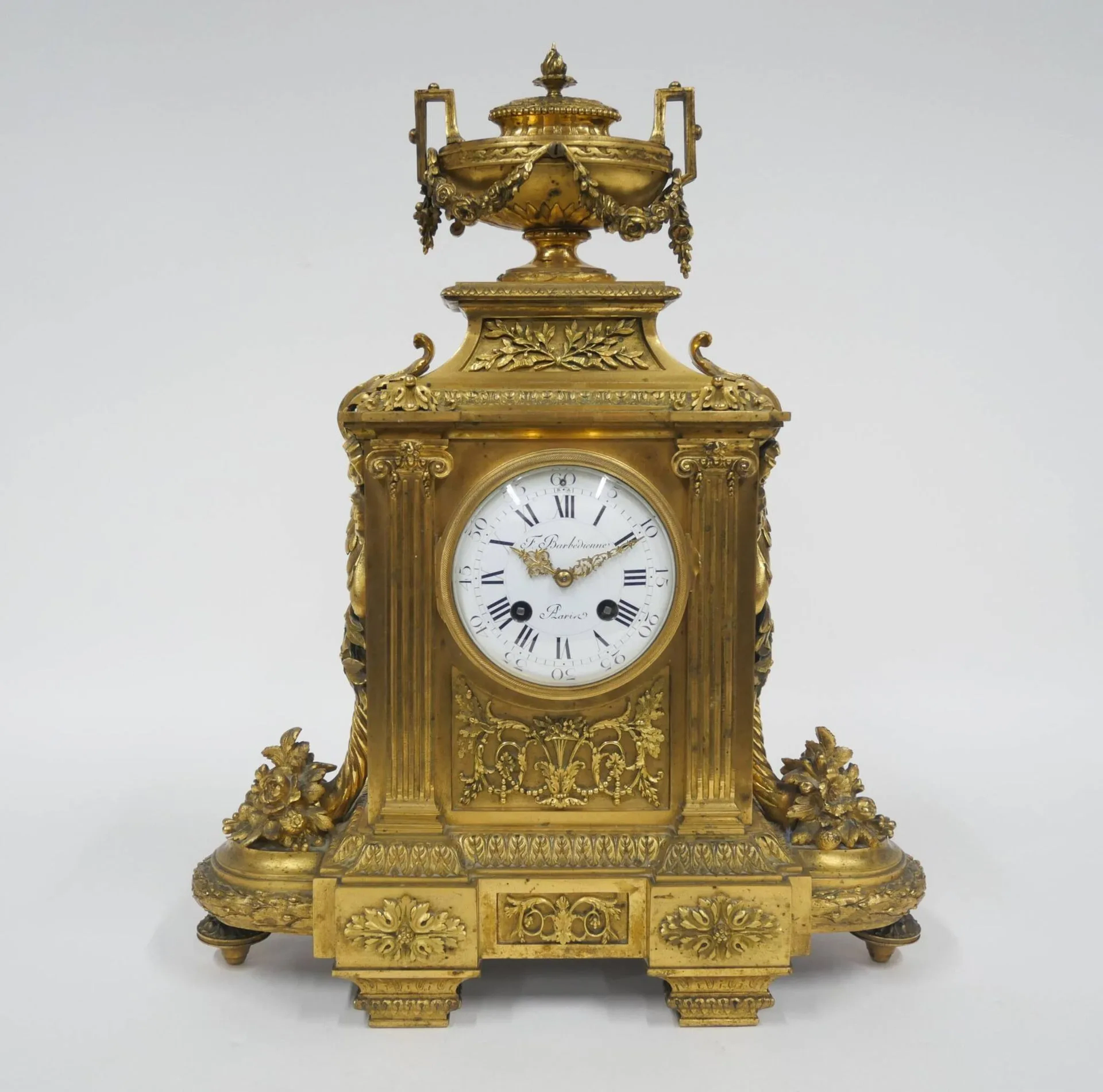 Gilt bronze clock, white enameled dial with Roman numerals t - Lot 331