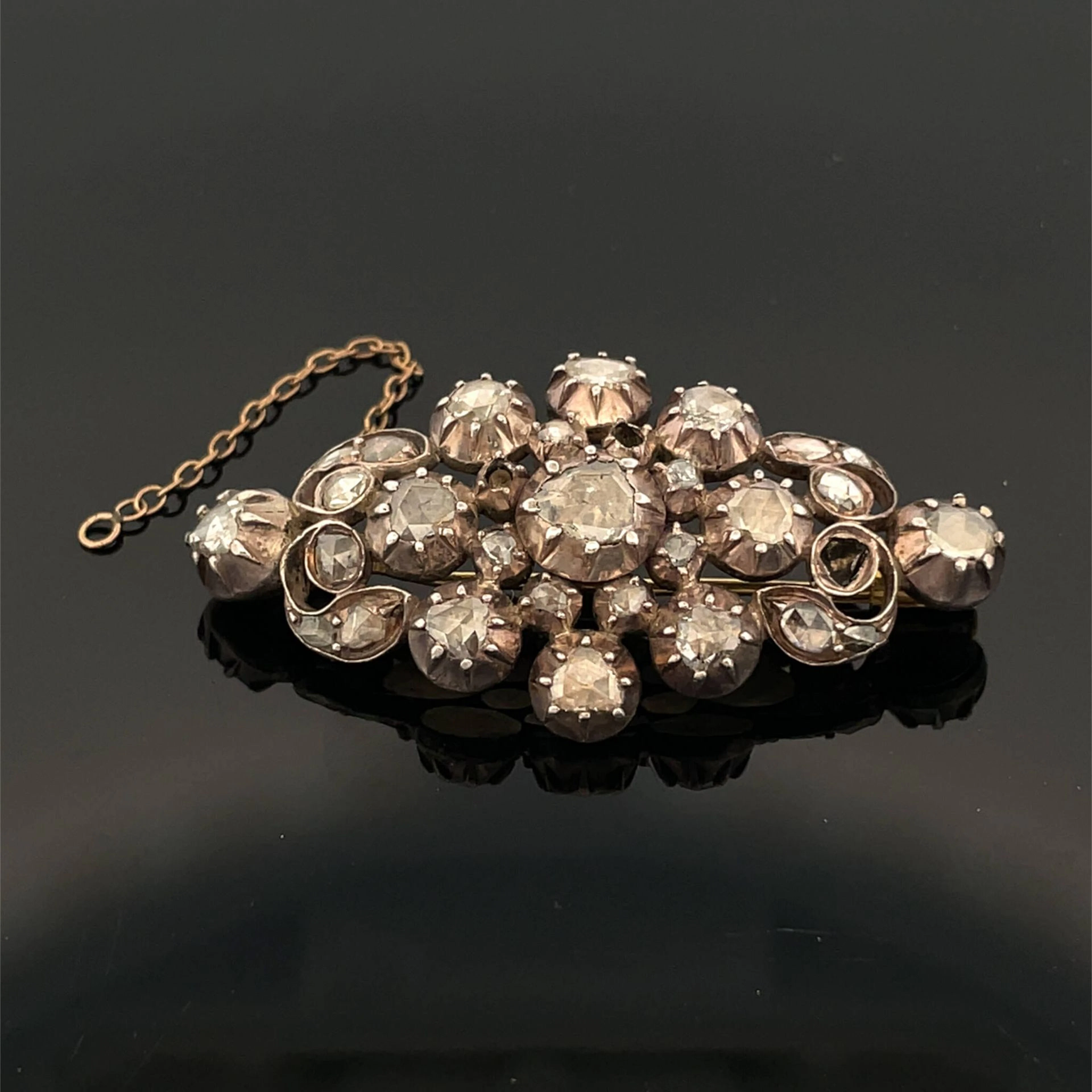 Openwork "flower" brooch in yellow gold (750) and silver (mi - Lot 133