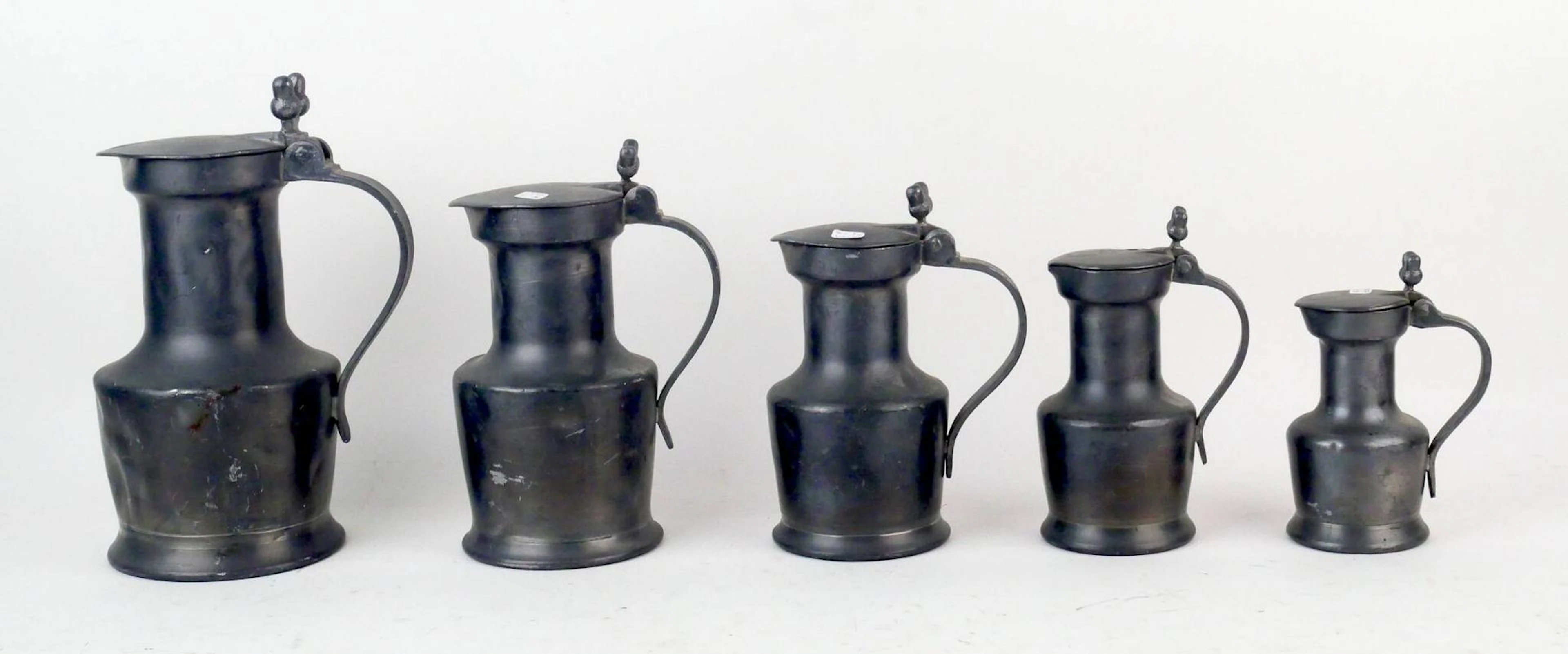 Set of five pewter pitchers marked with a coat of arms on th - Lot 283